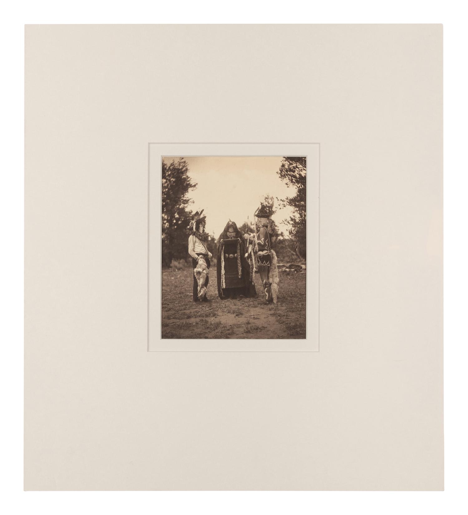 CURTIS, Edward S., photographer (1868-1952). Haschelti, Haschebaad, Zahadolzha – Navajo, 1904.