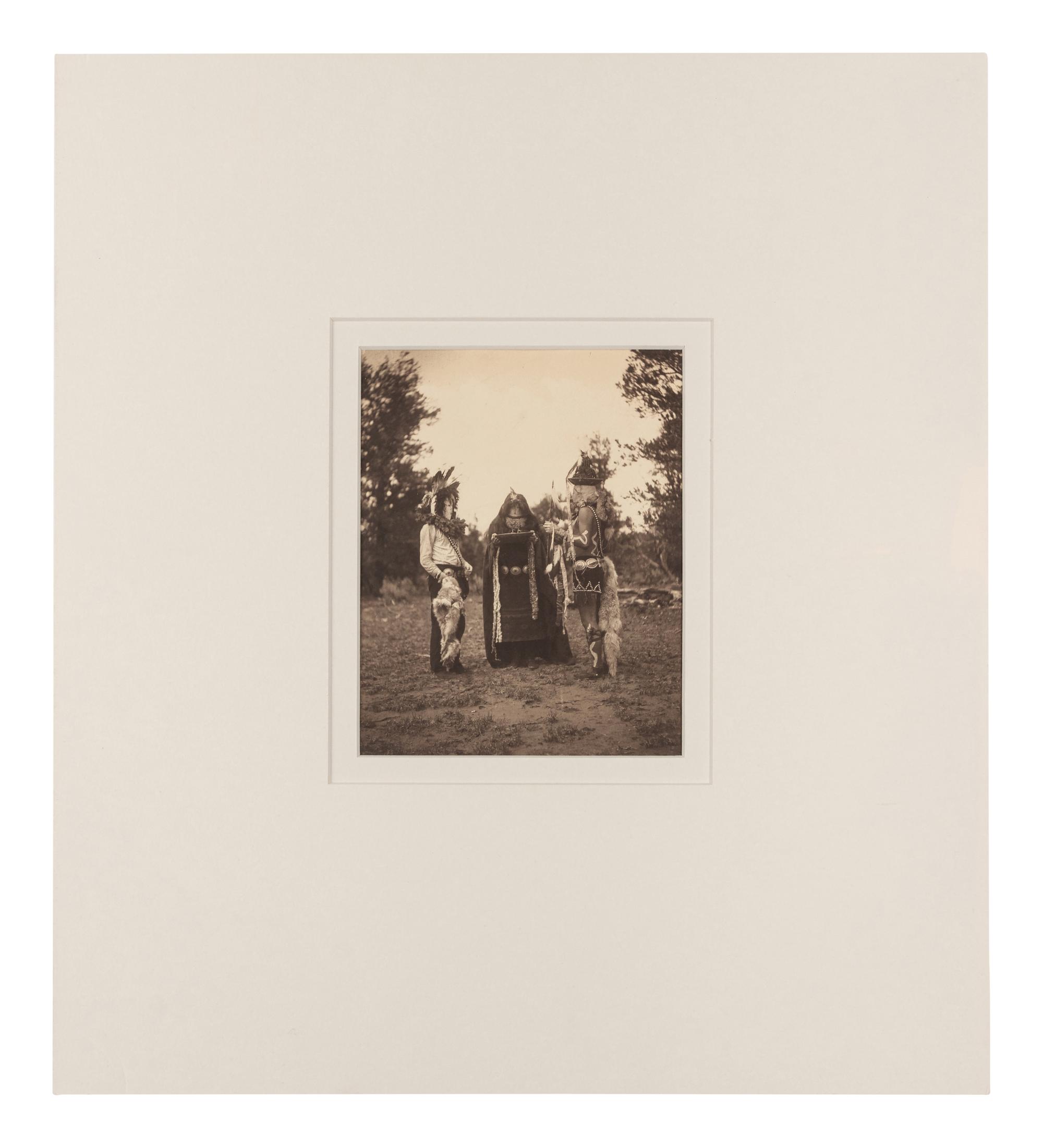 CURTIS, Edward S., photographer (1868-1952). Haschelti, Haschebaad, Zahadolzha – Navajo, 1904.