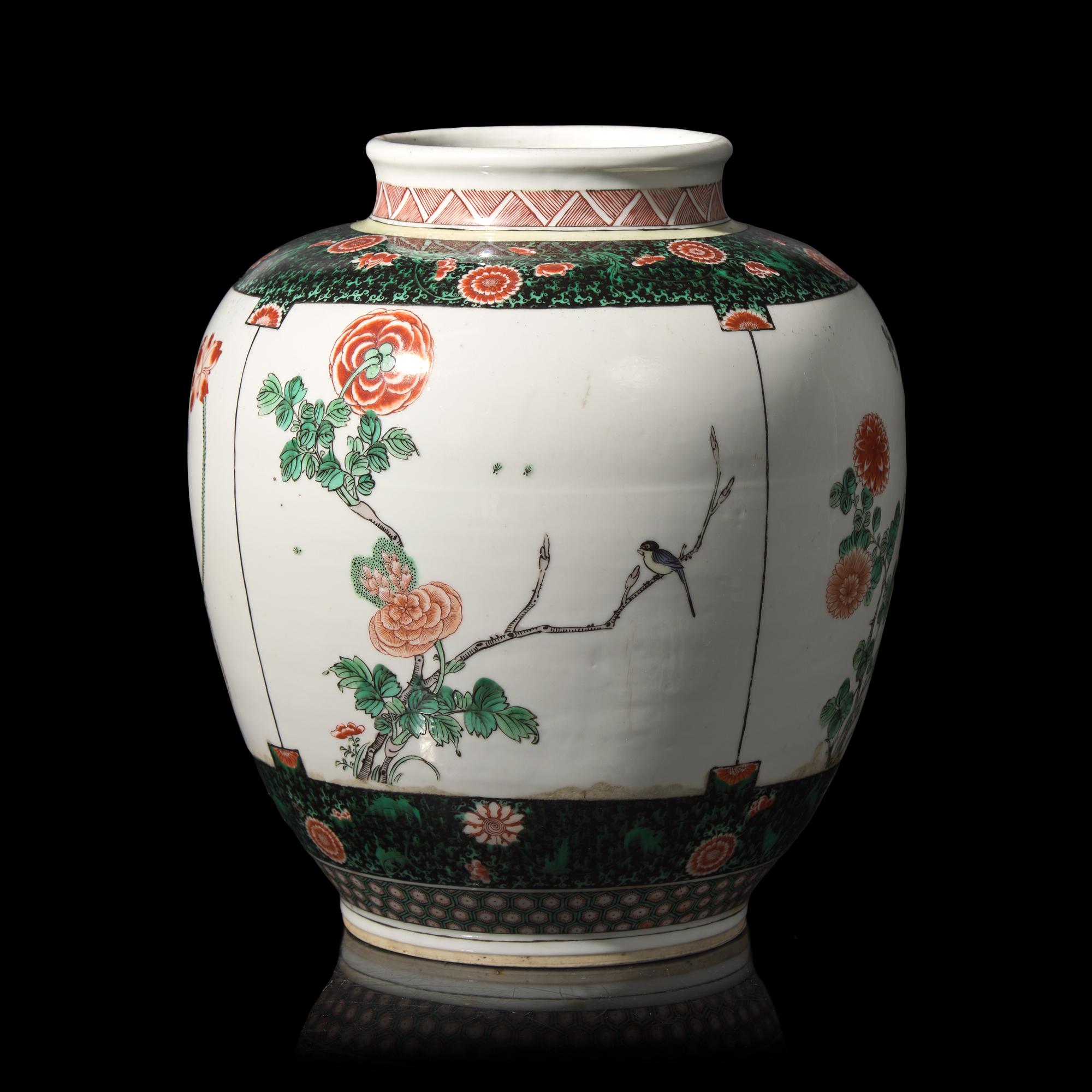 A Chinese Famille Verte Porcelain Jar, 19th Century 晚清 素三彩花卉纹罐