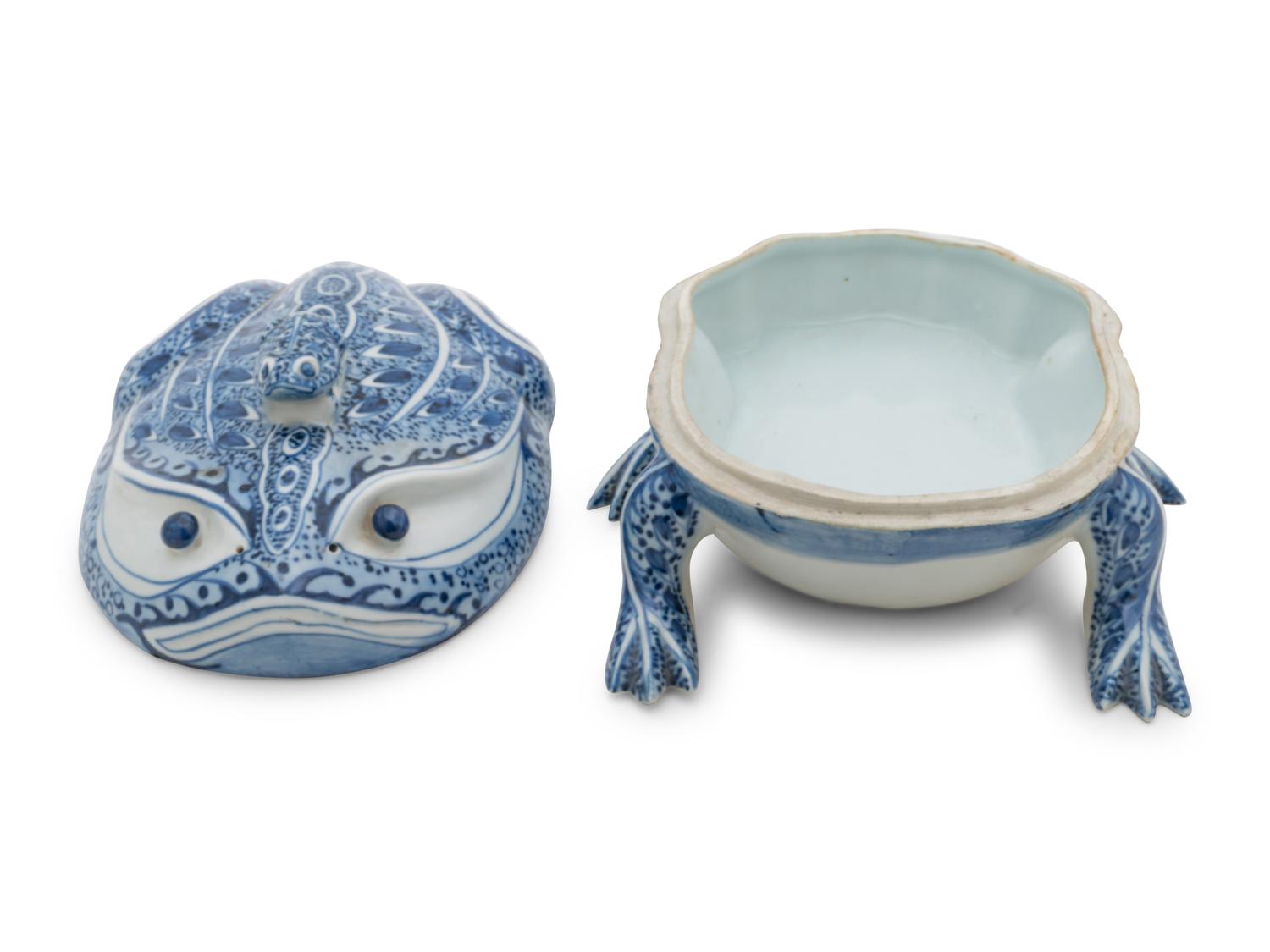 A Chinese Export Blue and White Frog-Form Covered Box