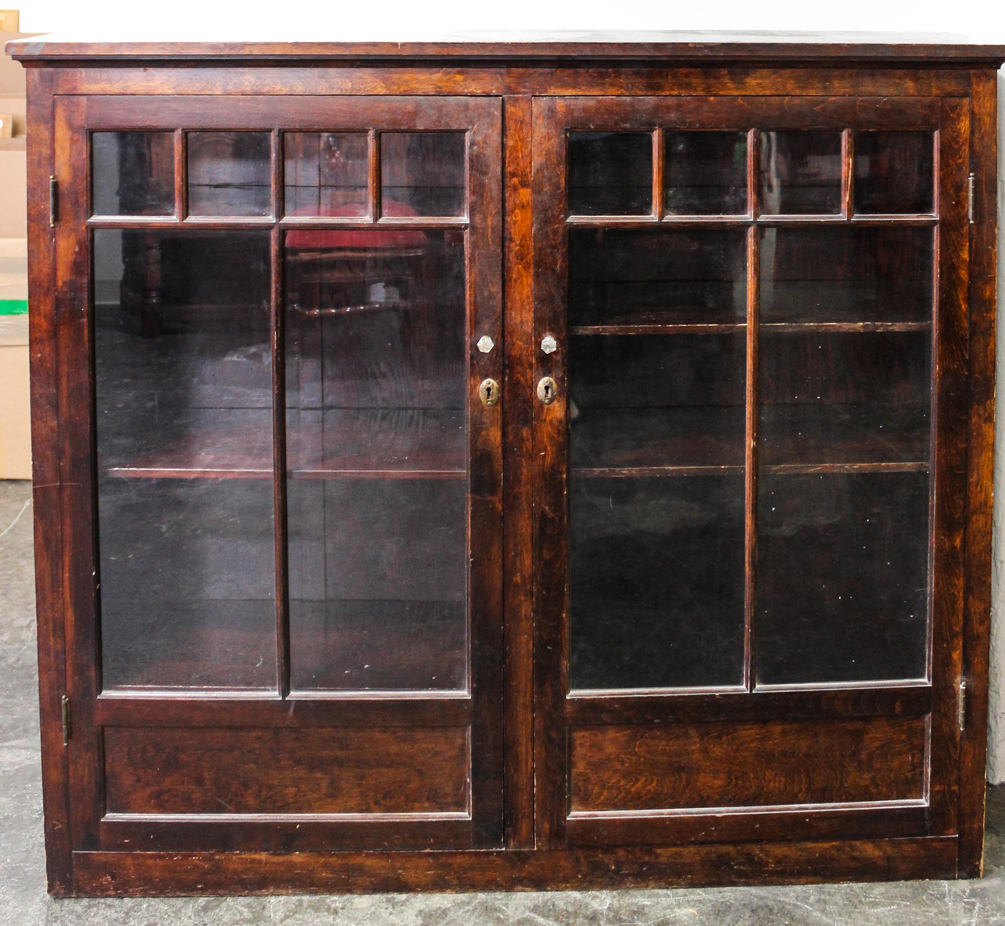 An American Oak Bookcase Height 54 1/4 x width 62 x depth 16 inches. — EARLY 20TH CENTURY