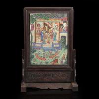 A Chinese famille-rose decorated porcelain table screen and carved wood stand 粉彩砚屏及木座 The porcelain 19th century ???????