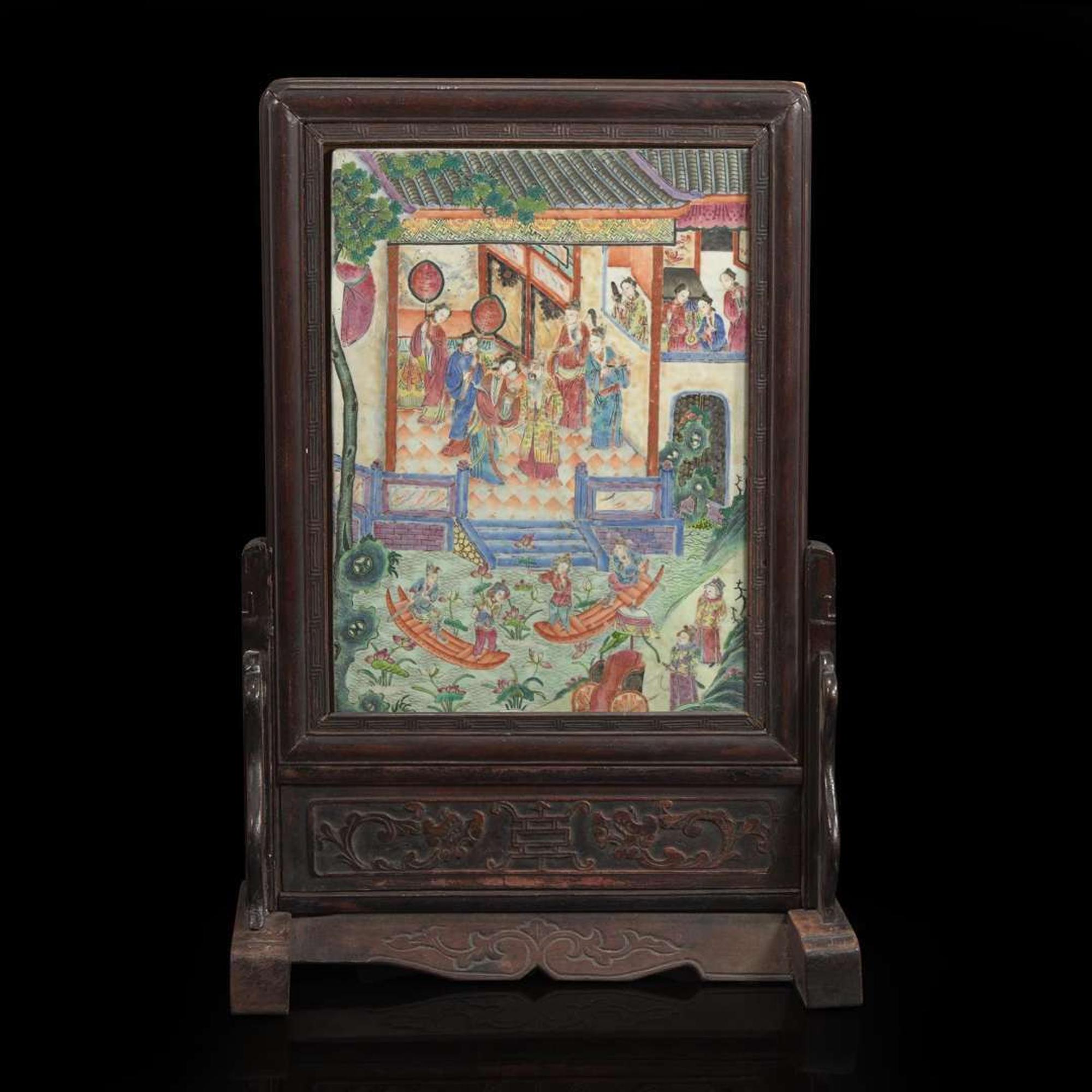 A Chinese famille-rose decorated porcelain table screen and carved wood stand 粉彩砚屏及木座 The porcelain 19th century ???????