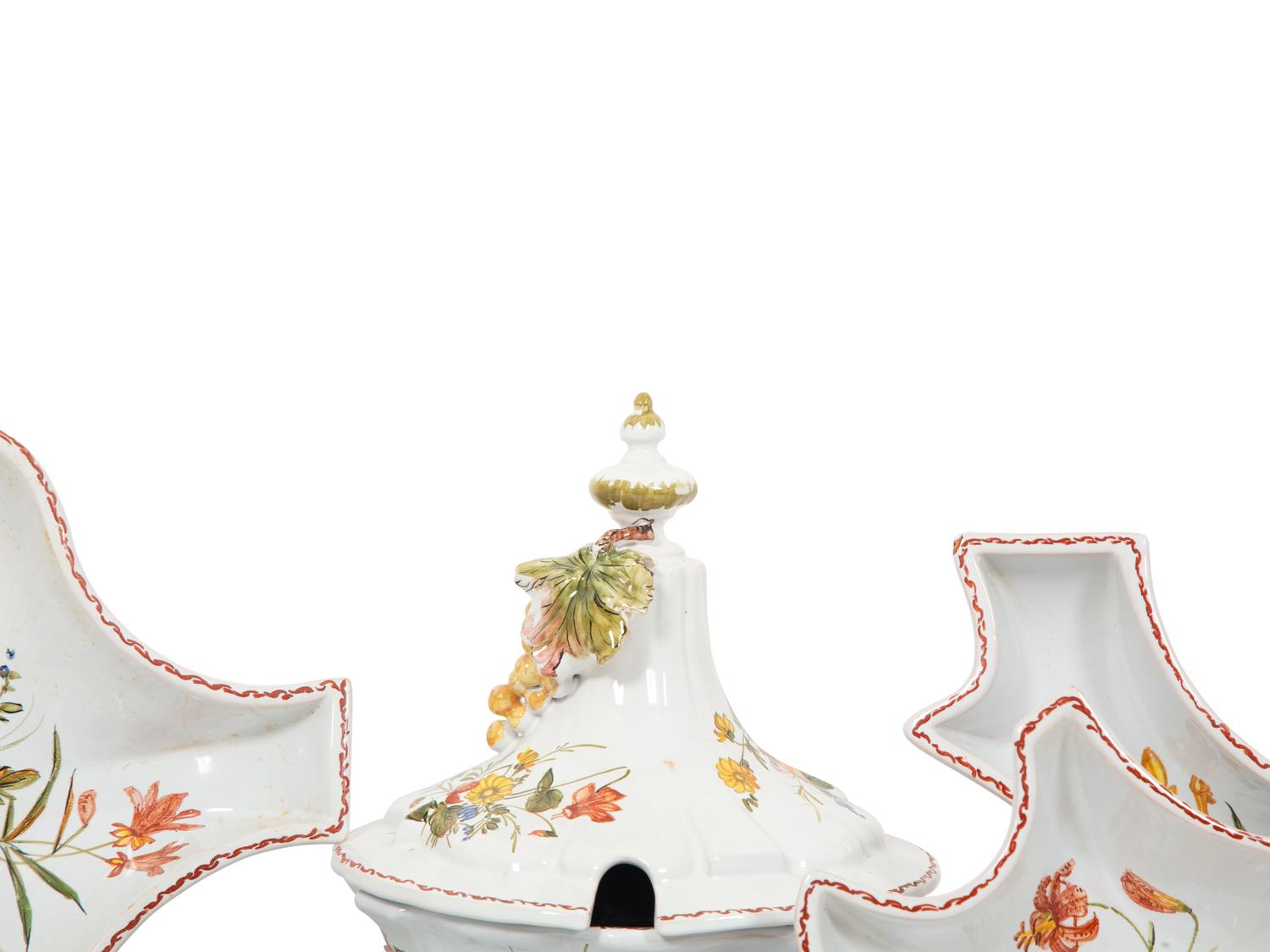 An Italian Ceramic Dinner Service
