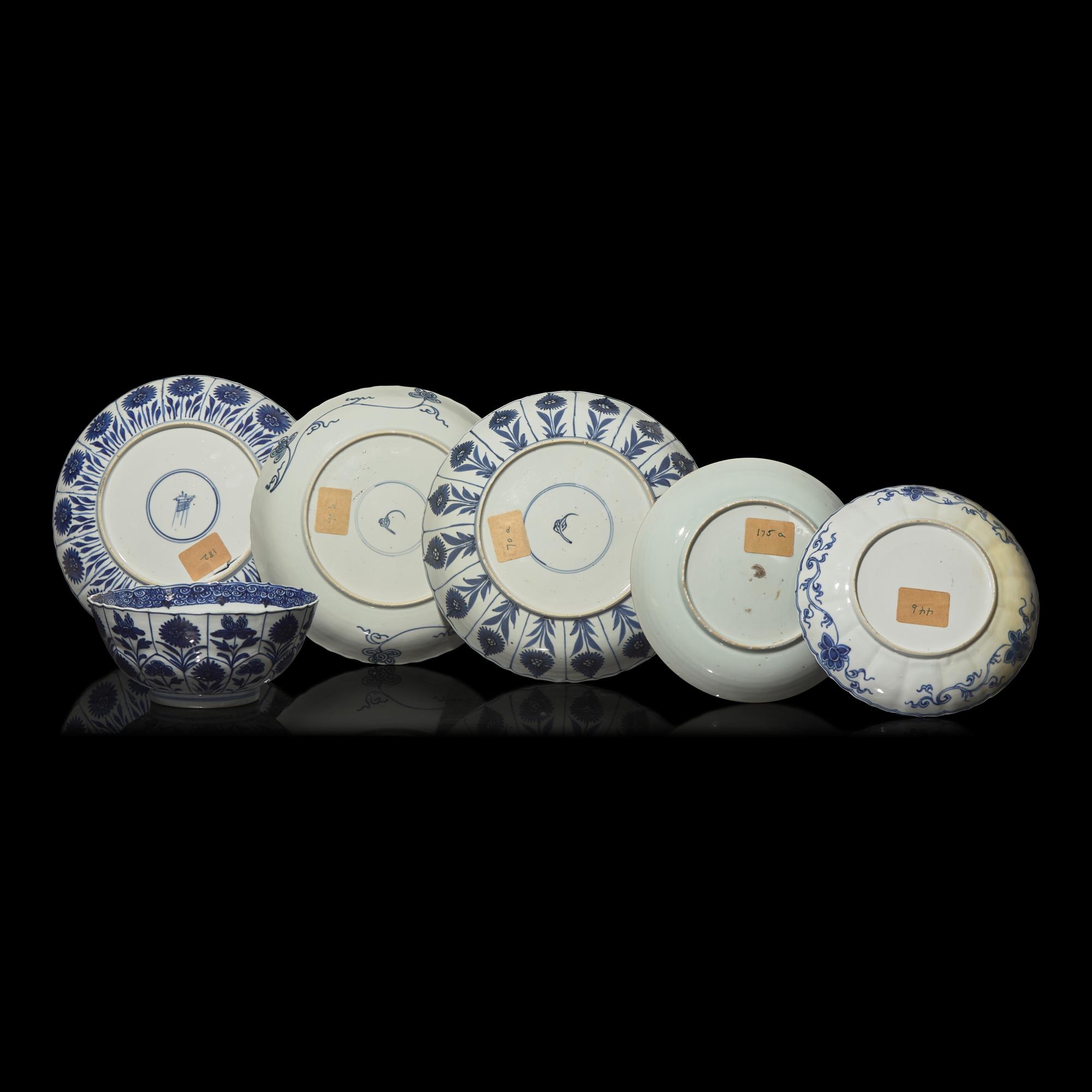 A Chinese Export Blue and White Porcelain "Asters" Bowl and Five Dishes, Kangxi Period and Later 清康熙及更晚 青花翠菊紋碗盤五件