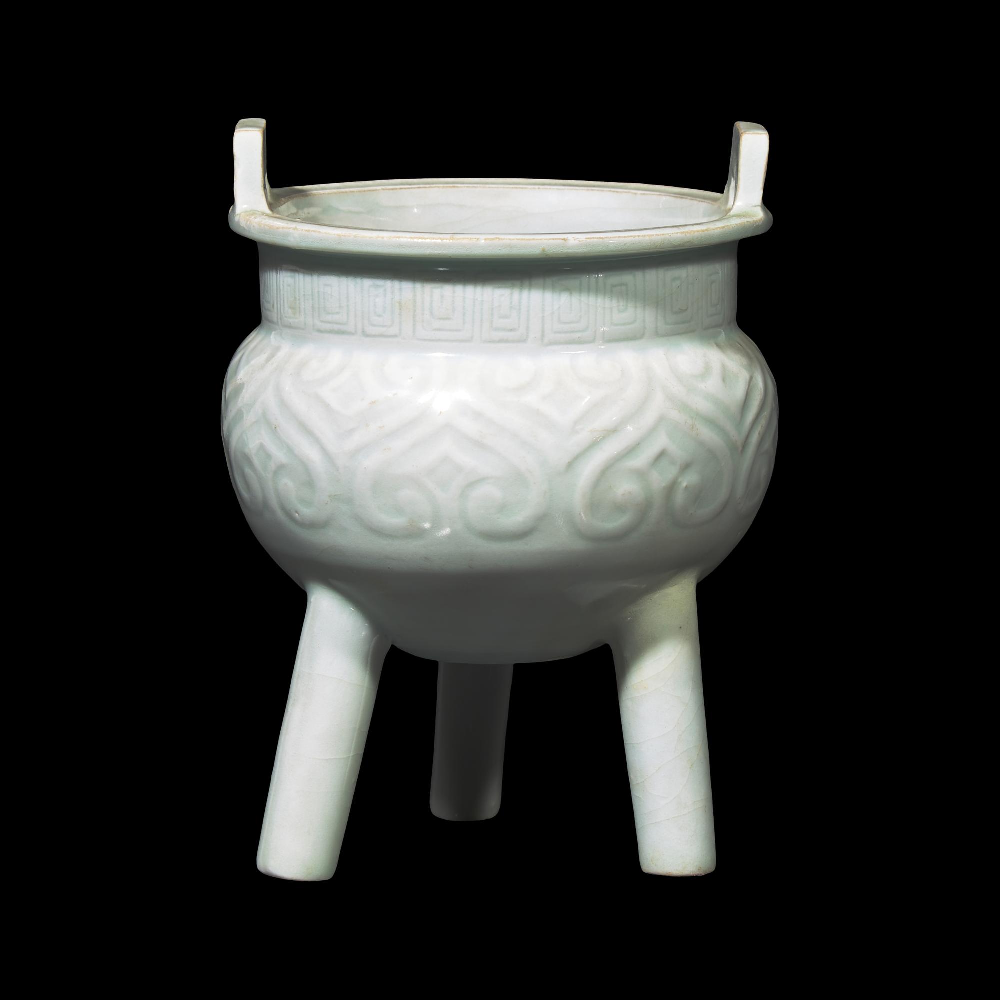 A Chinese Qingbai Style Molded Tripod Censor, Yuan Dynasty or Later 元或更晚 白釉如意紋瓷鼎