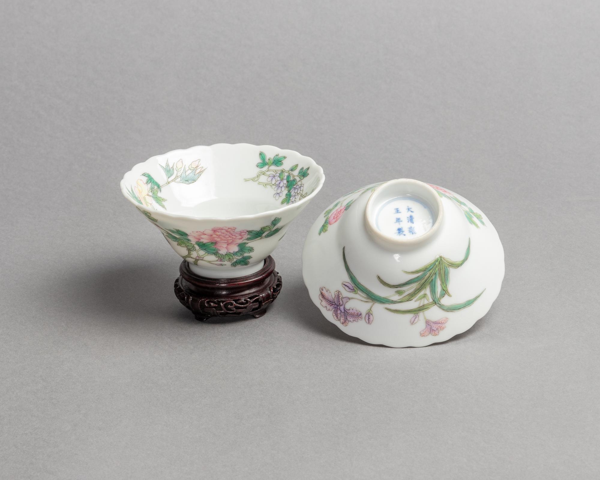 A Pair of Famille Rose Porcelain Bowls Diameter of each 3 7/8 inches. — EARLY 20TH CENTURY