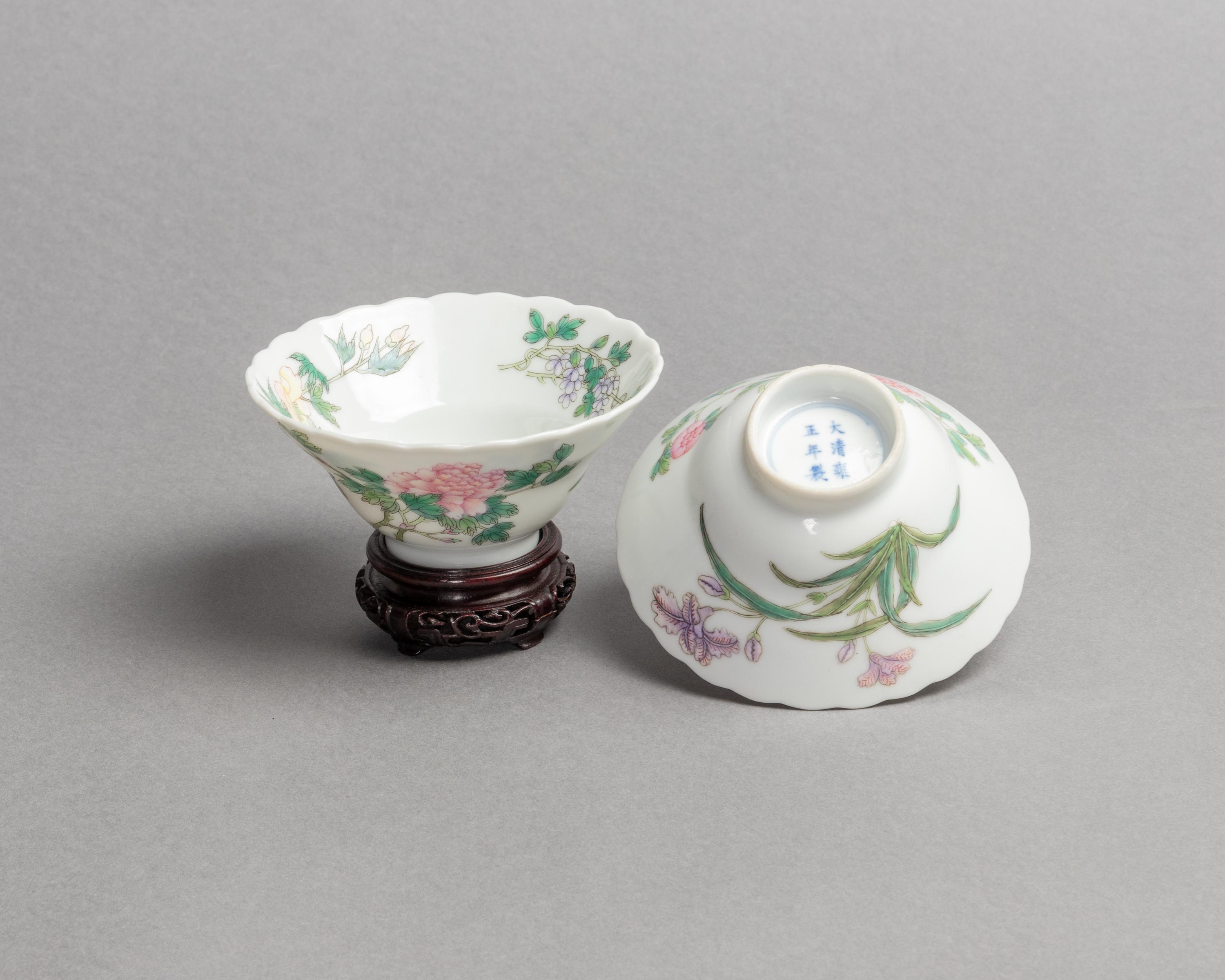A Pair of Famille Rose Porcelain Bowls Diameter of each 3 7/8 inches. — EARLY 20TH CENTURY