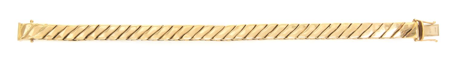 An 18 Karat Yellow Gold Fancy Link Bracelet, 45.60 dwts.
