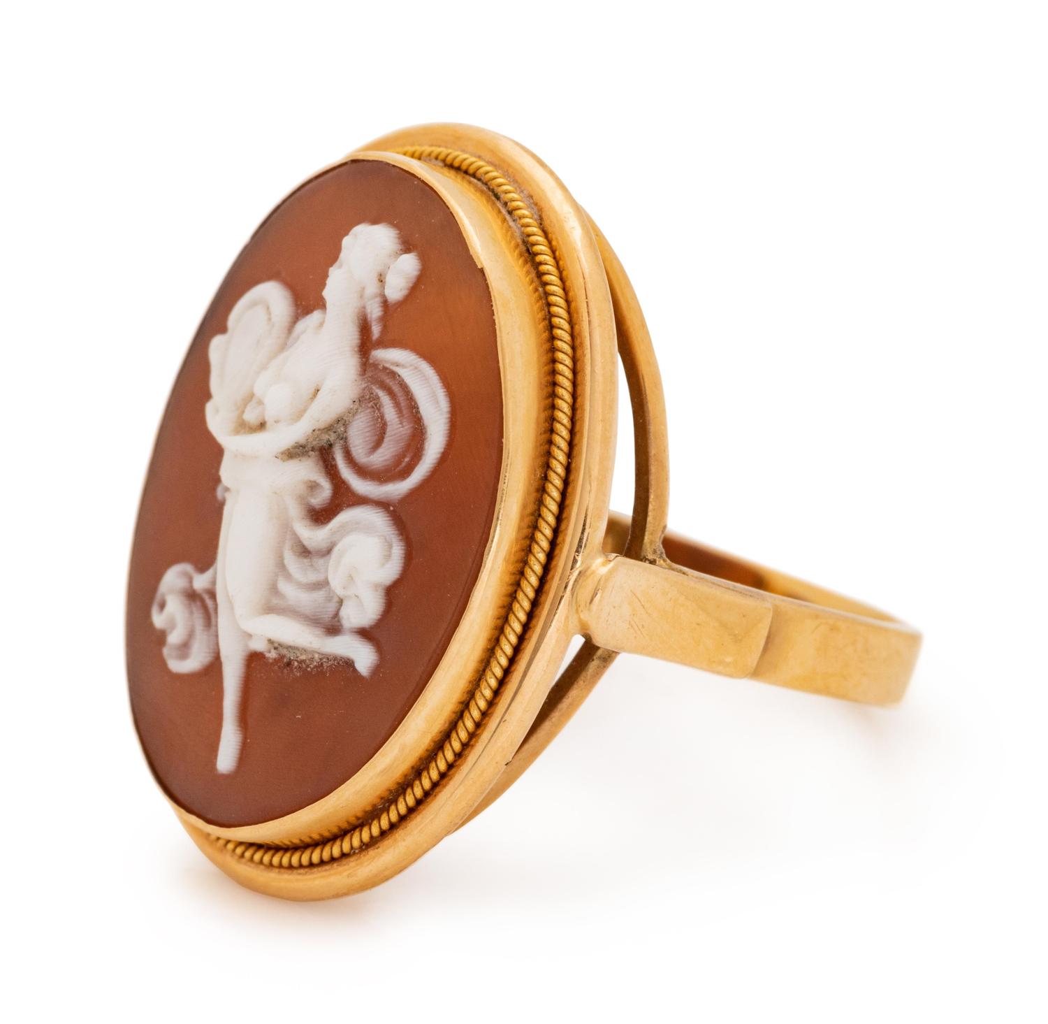 A Yellow Gold and Shell Cameo Ring,