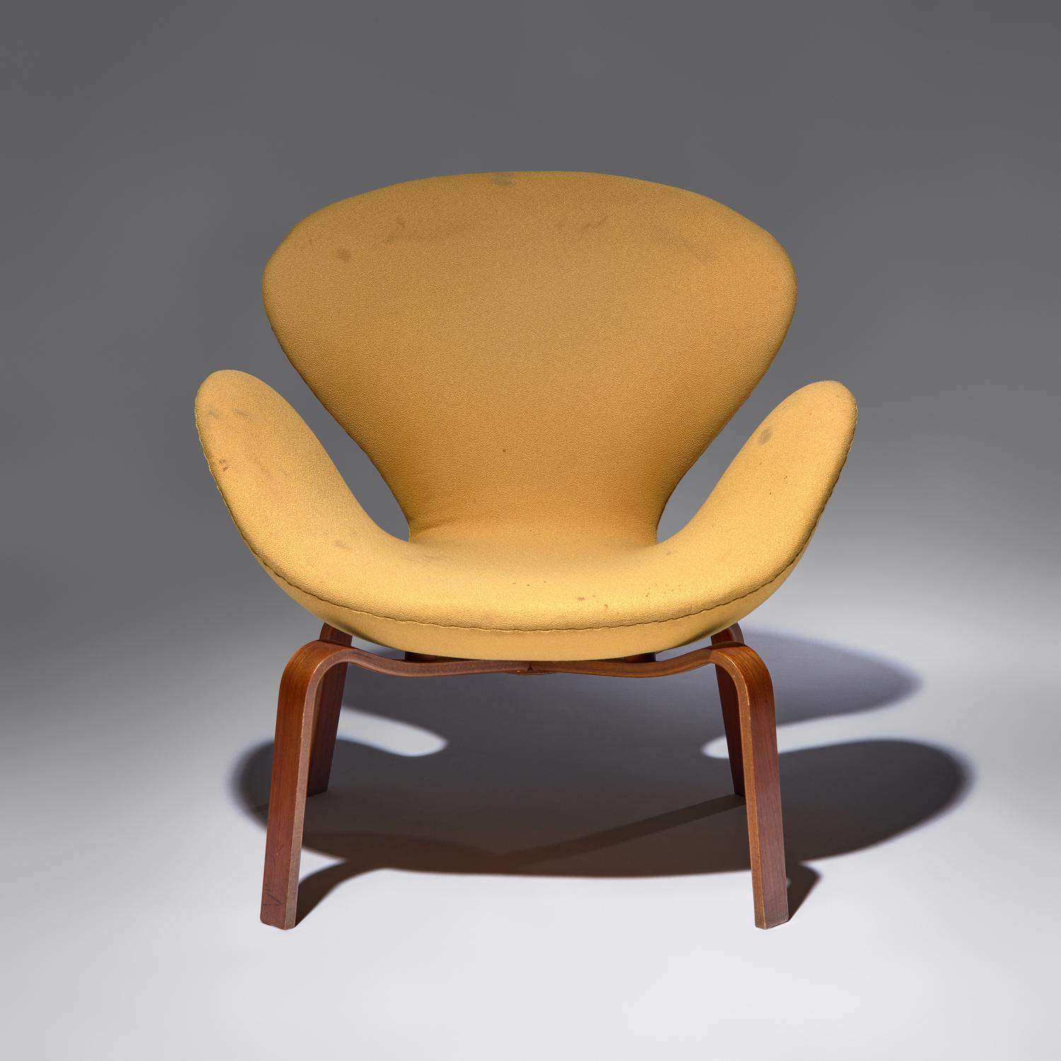 Early Swan chair, model 4325 Denmark, 1958