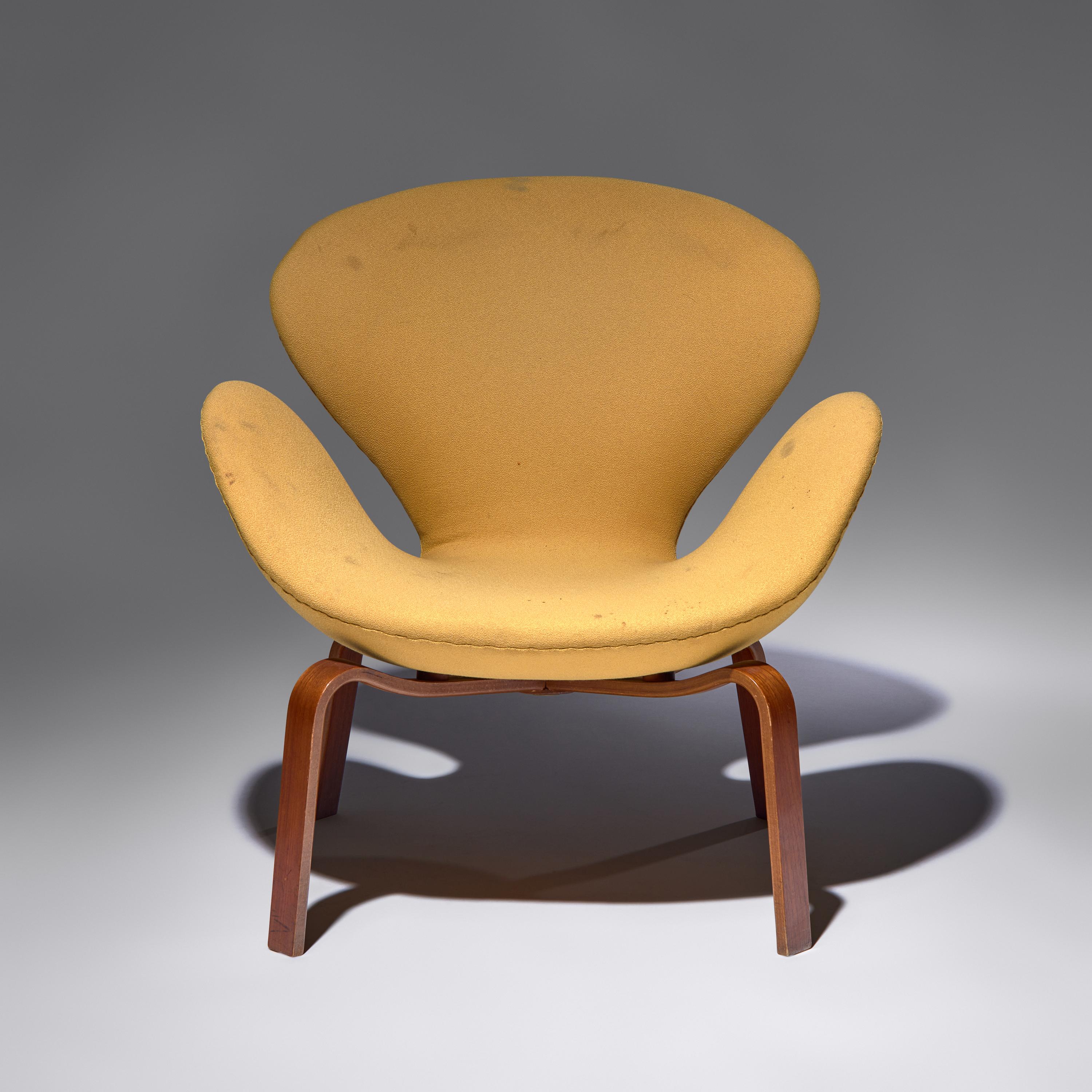 Early Swan chair, model 4325 Denmark, 1958