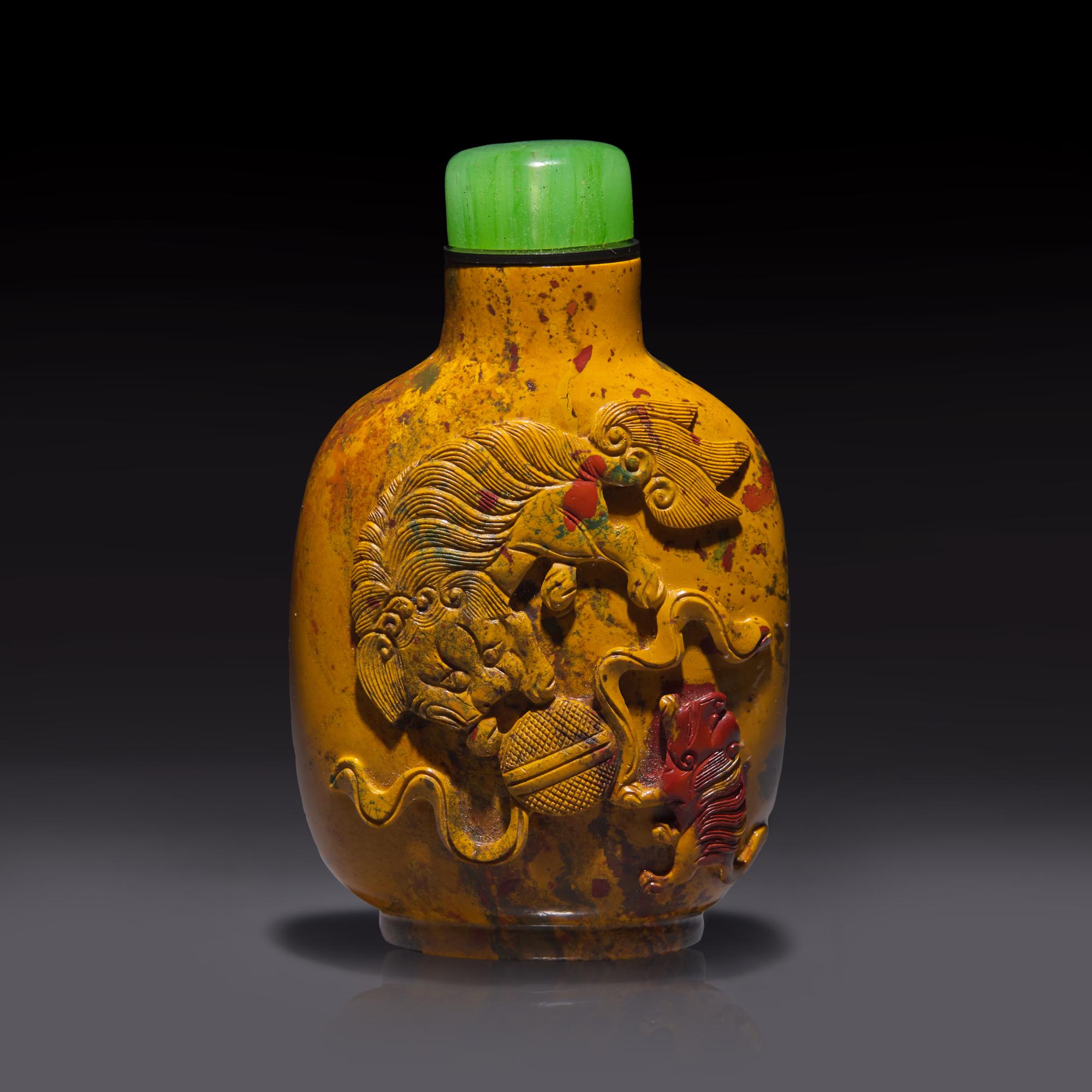 A Chinese Carved Jasper Snuff Bottle, Qing Dynasty, 19th Century — 清晚期 羊肝瑪瑙巧雕鼻煙壺