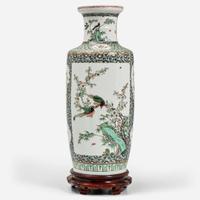 A Chinese famille-verte-decorated porcelain rouleau vase 五彩花鳥棒槌瓶