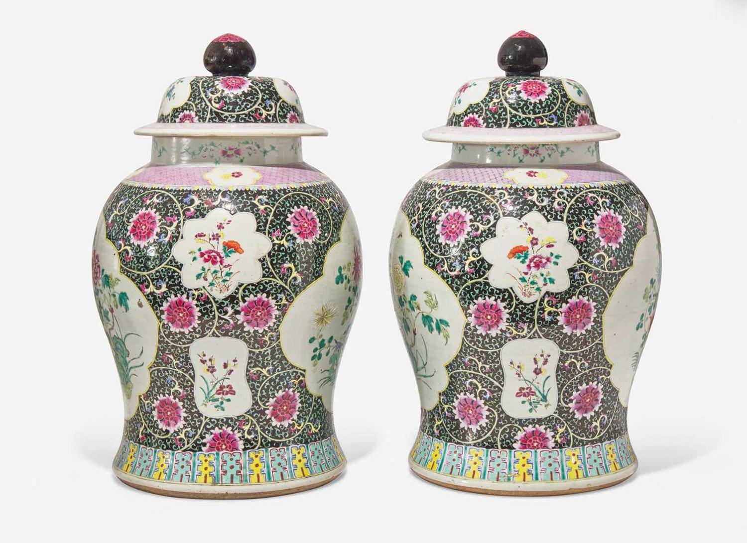 A pair of Chinese famille rose-decorated black ground jars and covers, Qing dynasty 粉彩墨地大蓋罐一對 清
