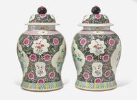 A pair of Chinese famille rose-decorated black ground jars and covers, Qing dynasty 粉彩墨地大蓋罐一對 清