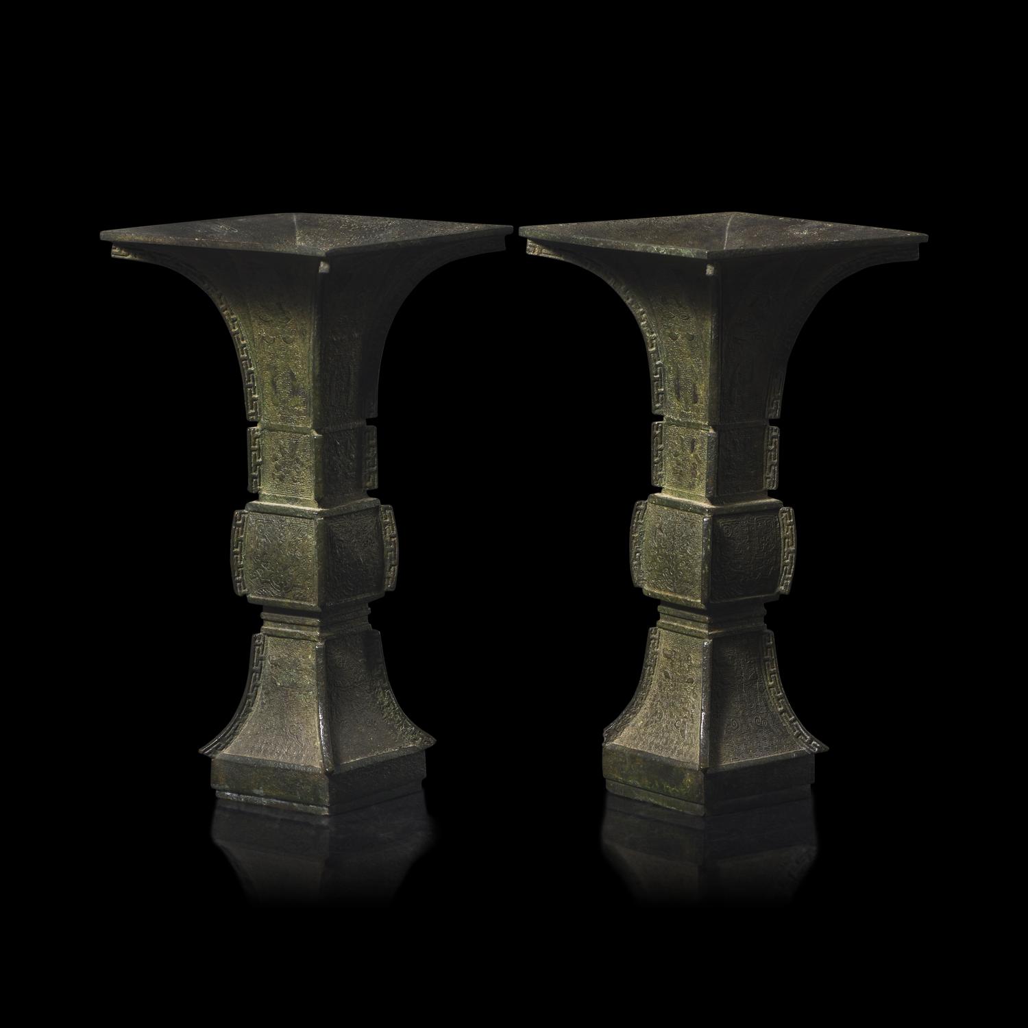 A Pair of Patinated Bronze Archaistic Vases, Gu , 19th Century or Earlier 十九世紀或更早 仿古青銅花觚一對 帶木座