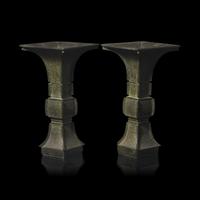 A Pair of Patinated Bronze Archaistic Vases, Gu , 19th Century or Earlier 十九世紀或更早 仿古青銅花觚一對 帶木座