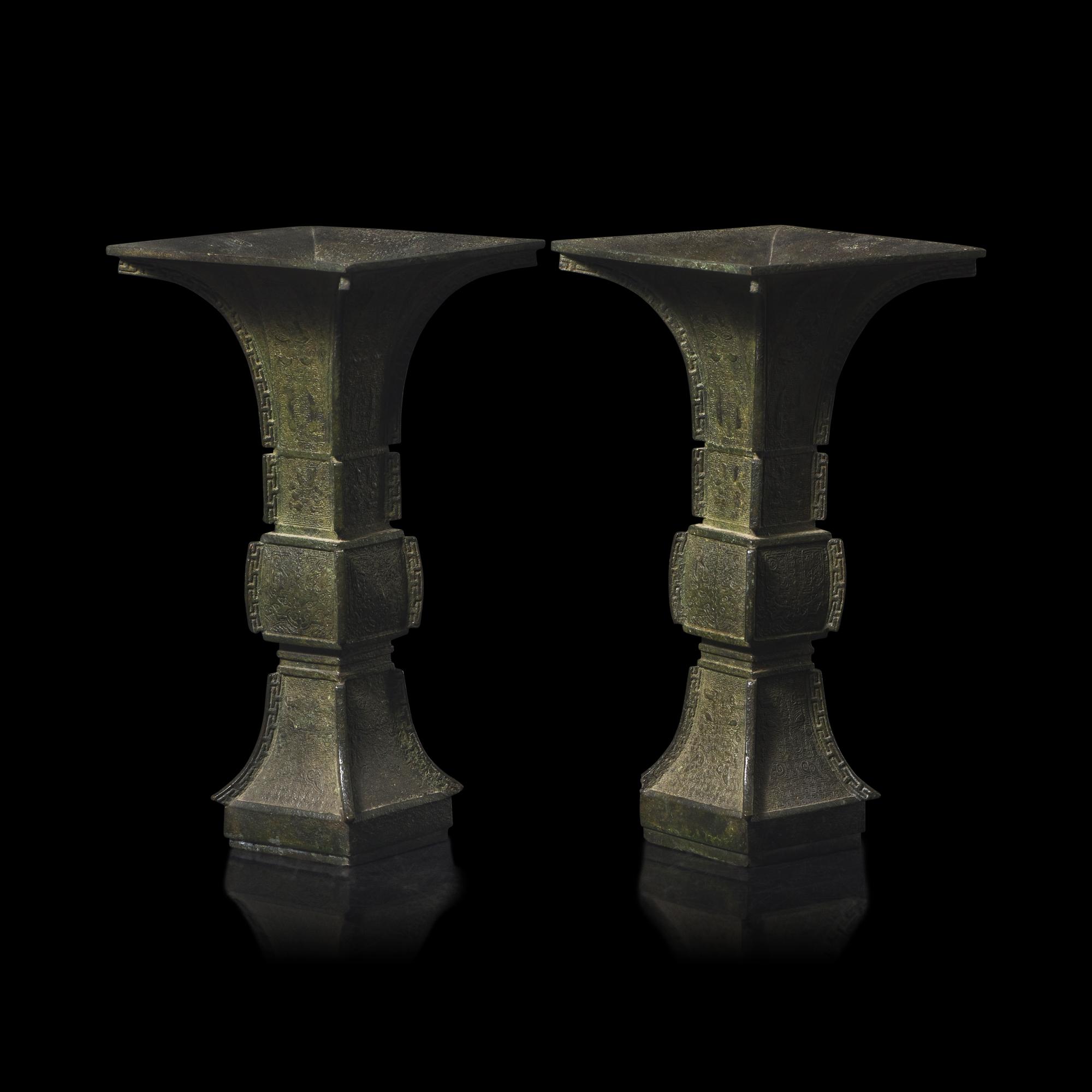 A Pair of Patinated Bronze Archaistic Vases, Gu , 19th Century or Earlier 十九世紀或更早 仿古青銅花觚一對 帶木座