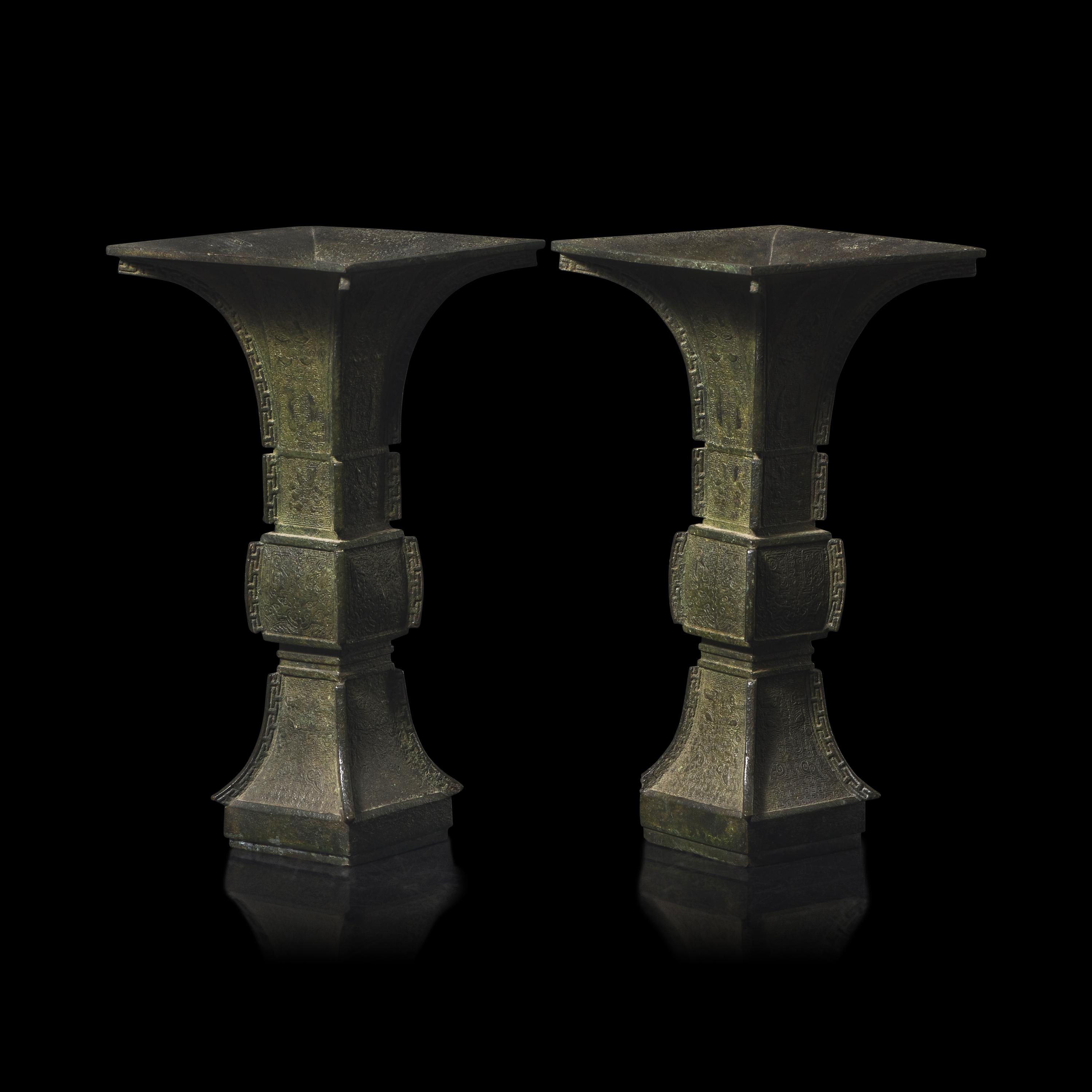 A Pair of Patinated Bronze Archaistic Vases, Gu , 19th Century or Earlier 十九世紀或更早 仿古青銅花觚一對 帶木座