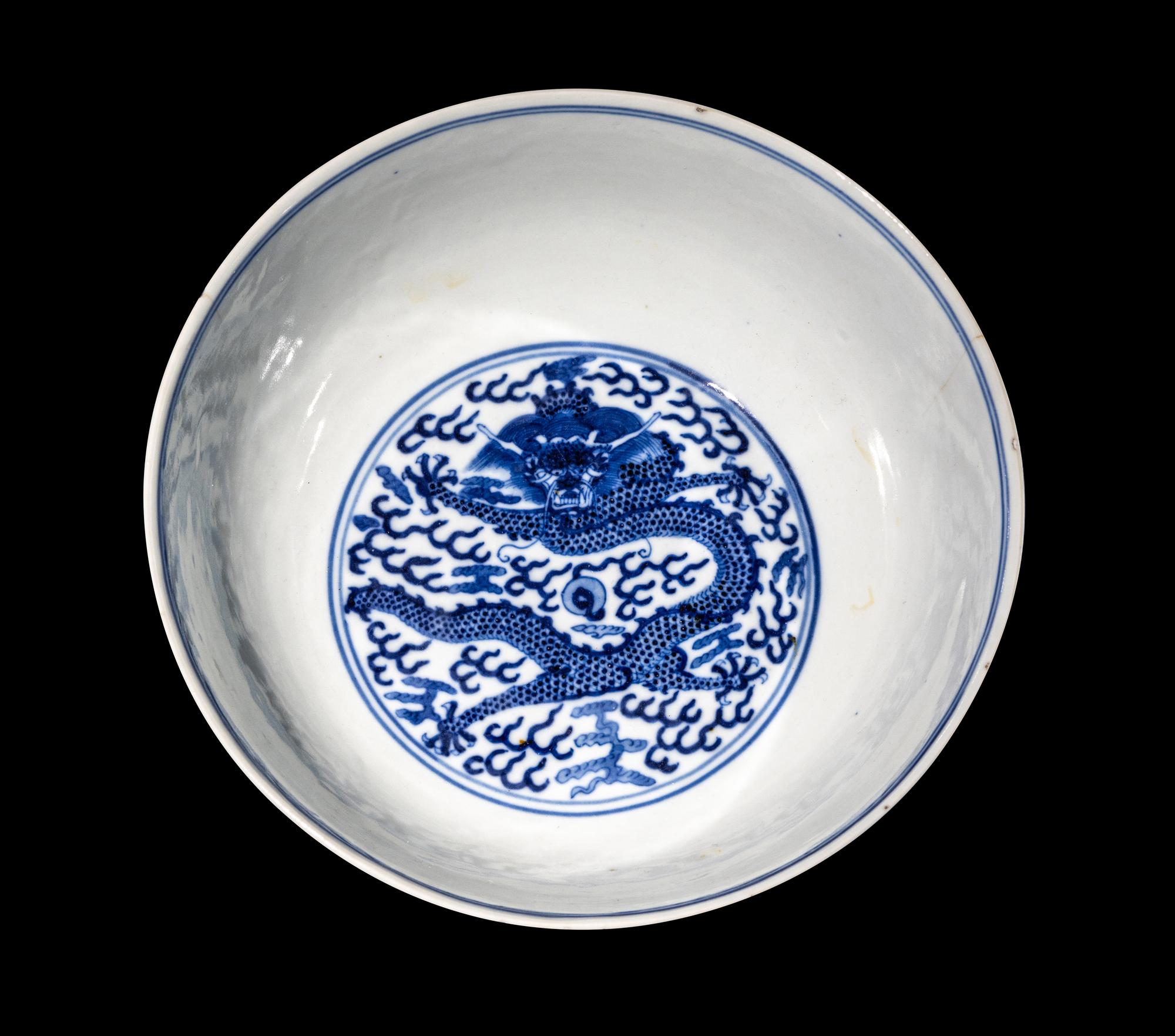 A Chinese Blue and White Porcelain 'Dragon' Bowl
