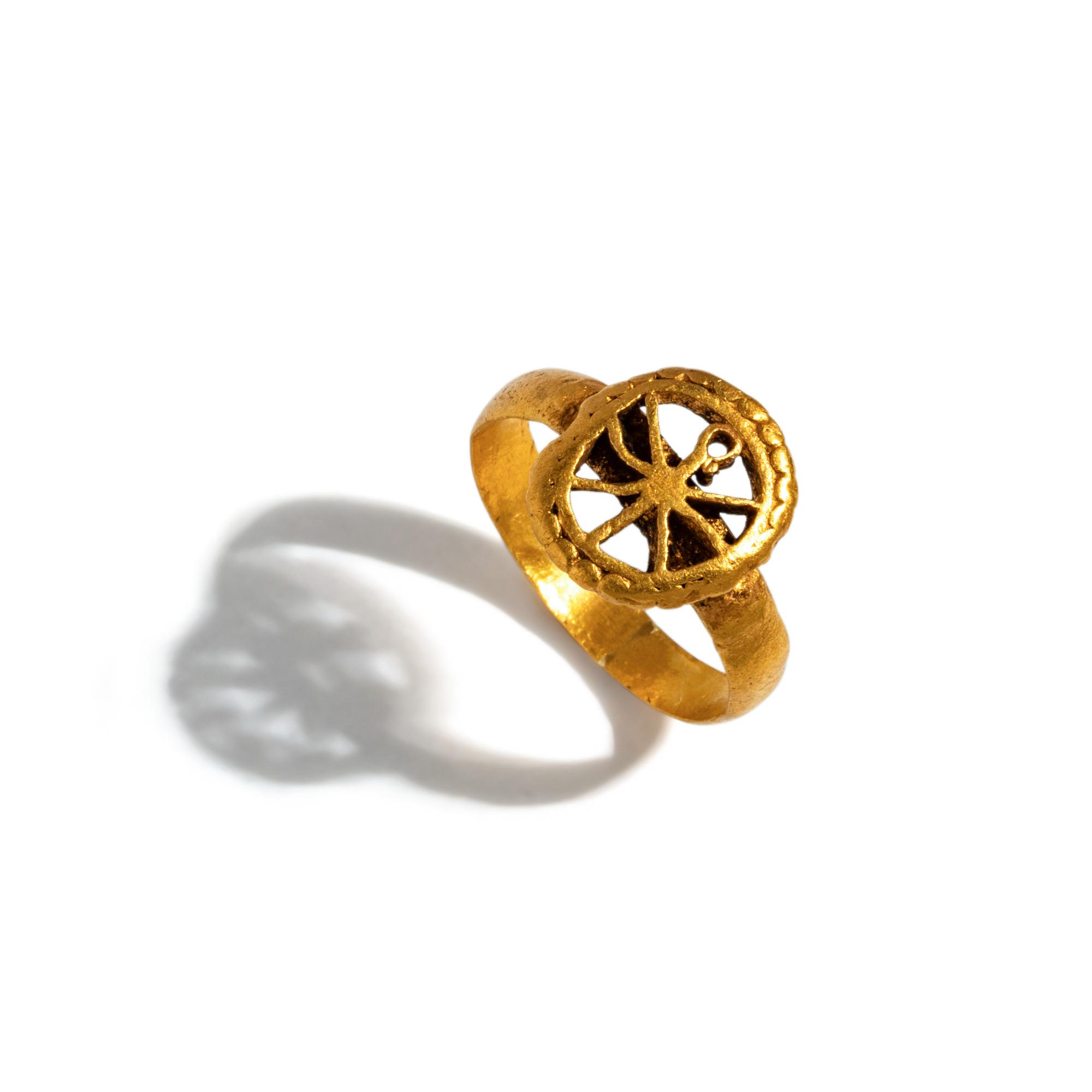 A Byzantine Gold Finger Ring with Chi-Rho