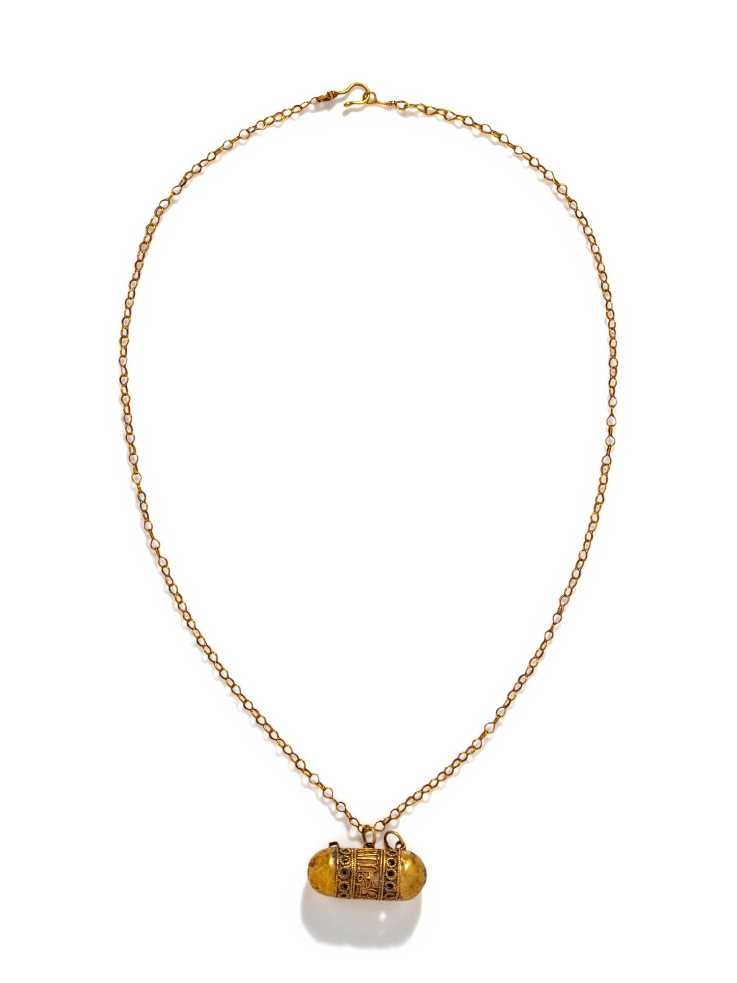 An Islamic Gold Necklace with a Capsule Pendant