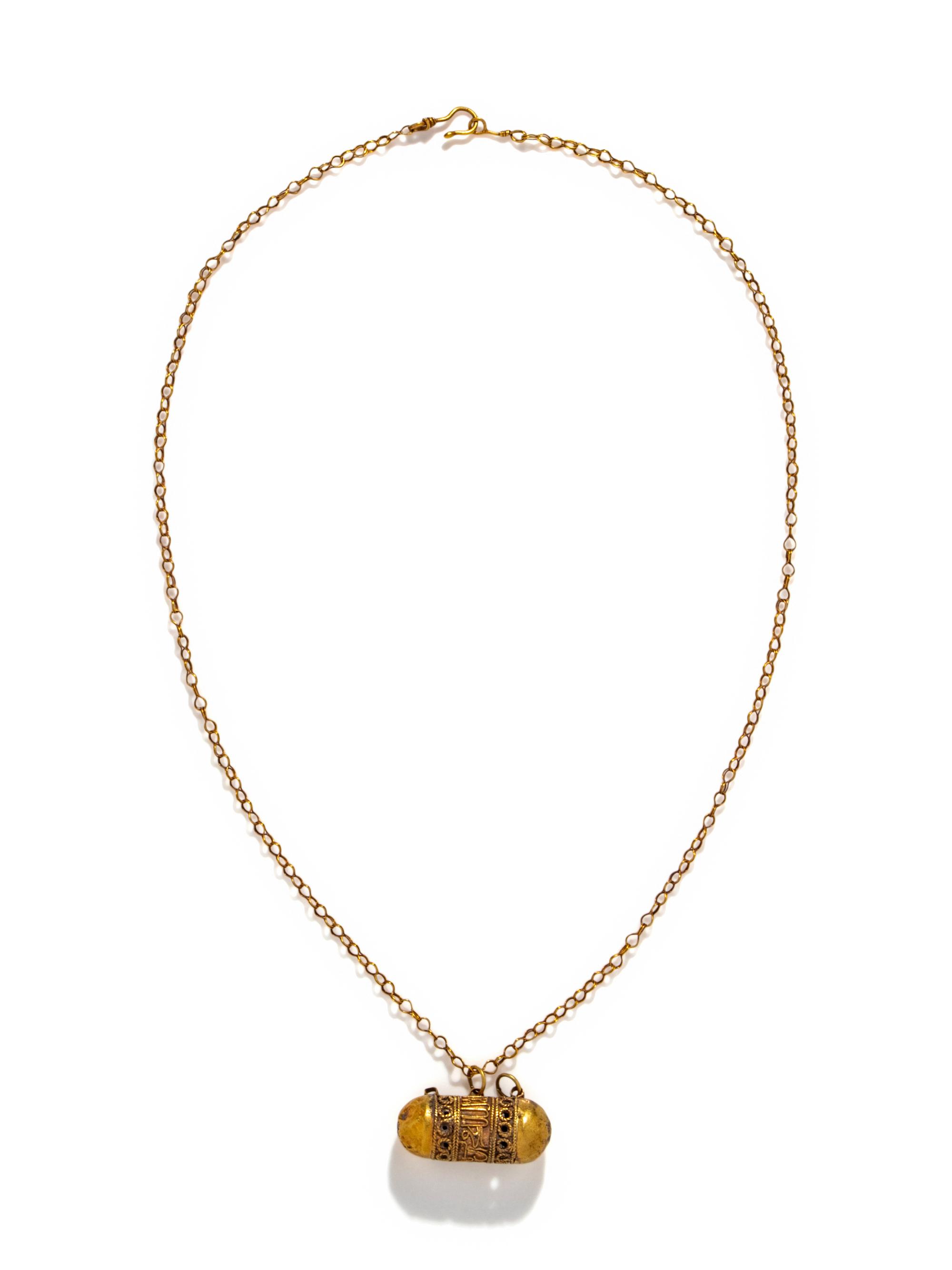 An Islamic Gold Necklace with a Capsule Pendant
