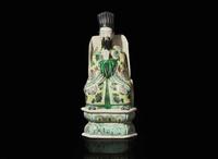 A Chinese famille verte-decorated porcelain figure of a seated official 硬彩造像一尊