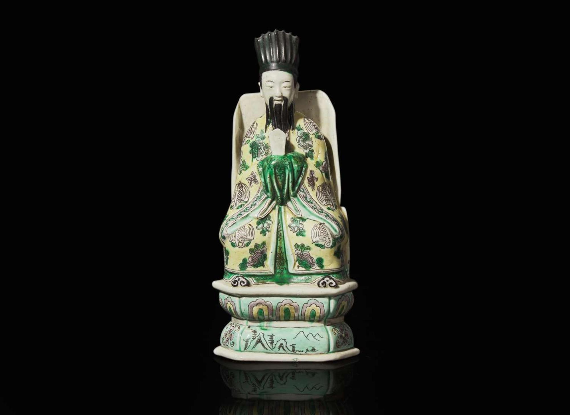 A Chinese famille verte-decorated porcelain figure of a seated official 硬彩造像一尊
