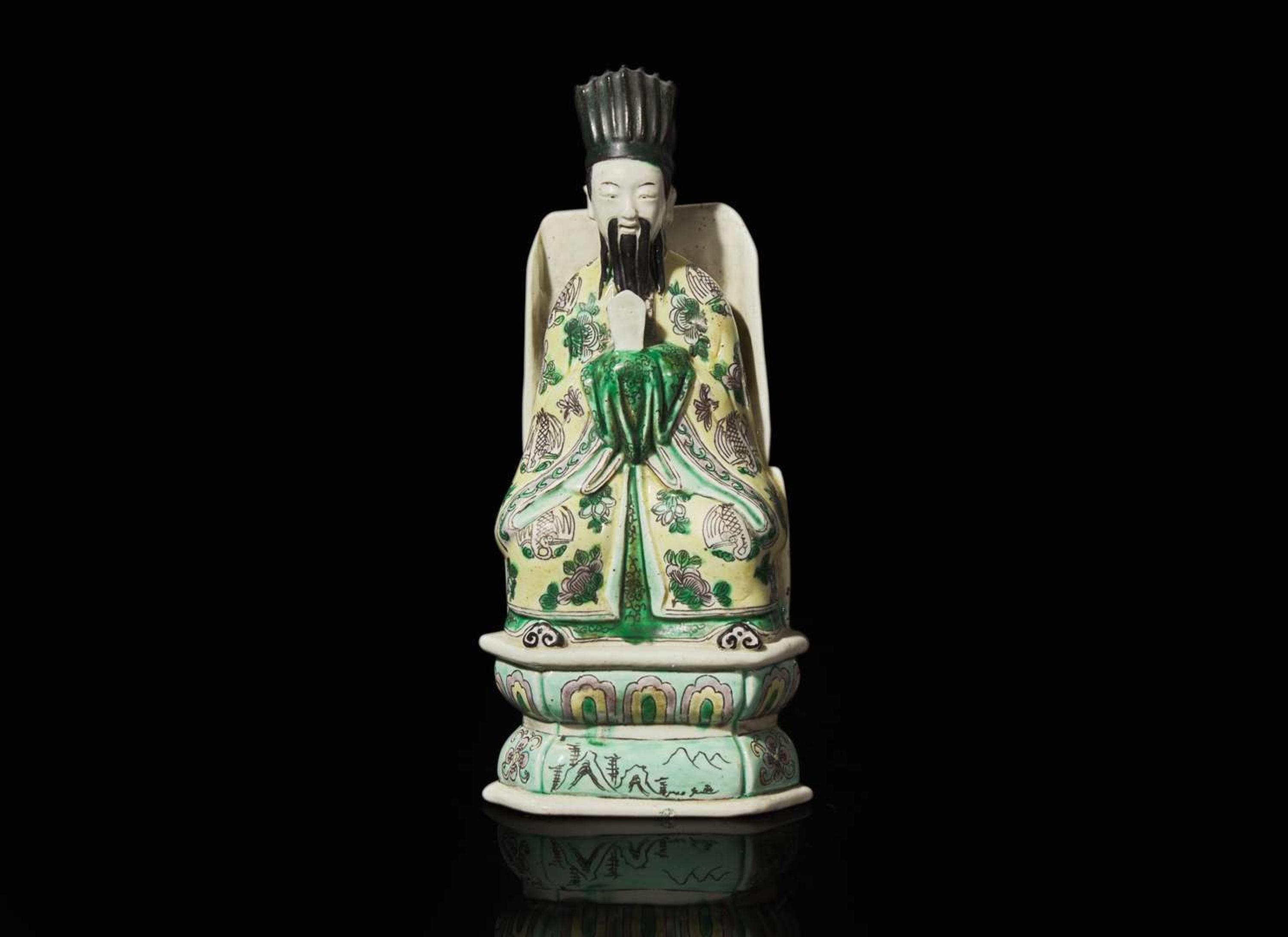 A Chinese famille verte-decorated porcelain figure of a seated official 硬彩造像一尊