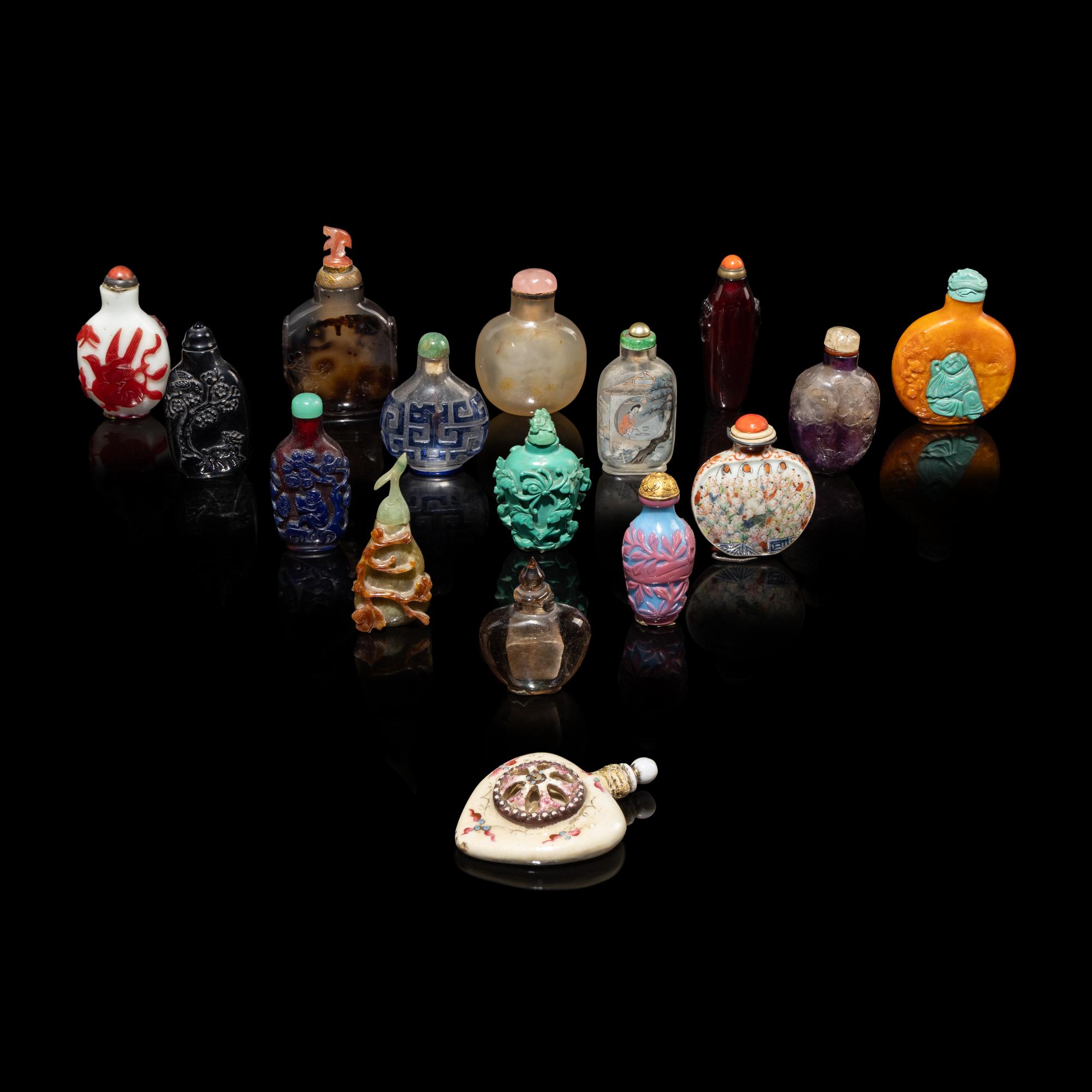 Twenty-One Chinese Snuff Bottles, 19th-Early 20th Century — 晚清-民國 各式鼻烟壺一組二十一只