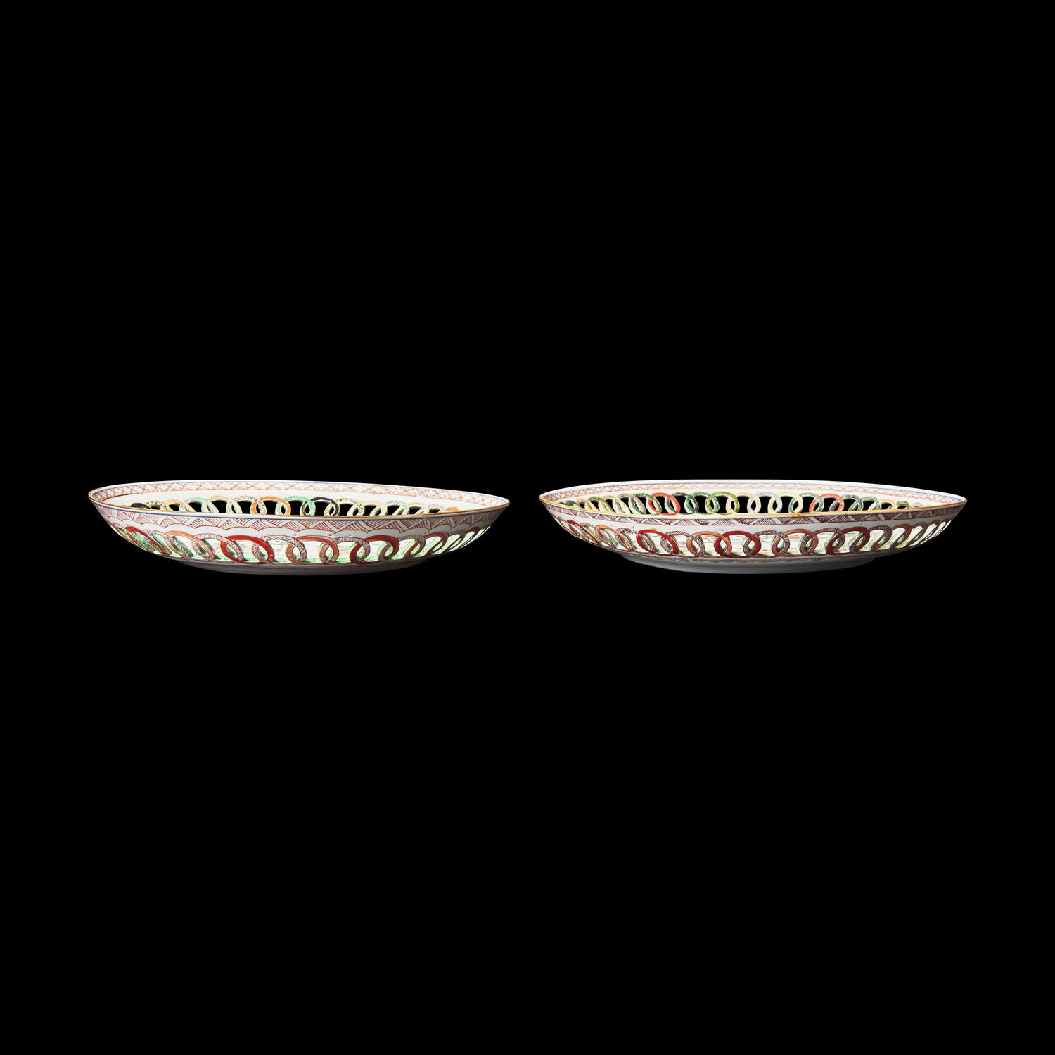 A Pair of Chinese Export Famille Verte 'Lady' Plates, Kangxi Period 清康熙 五彩鏤邊仕女圖盤一對