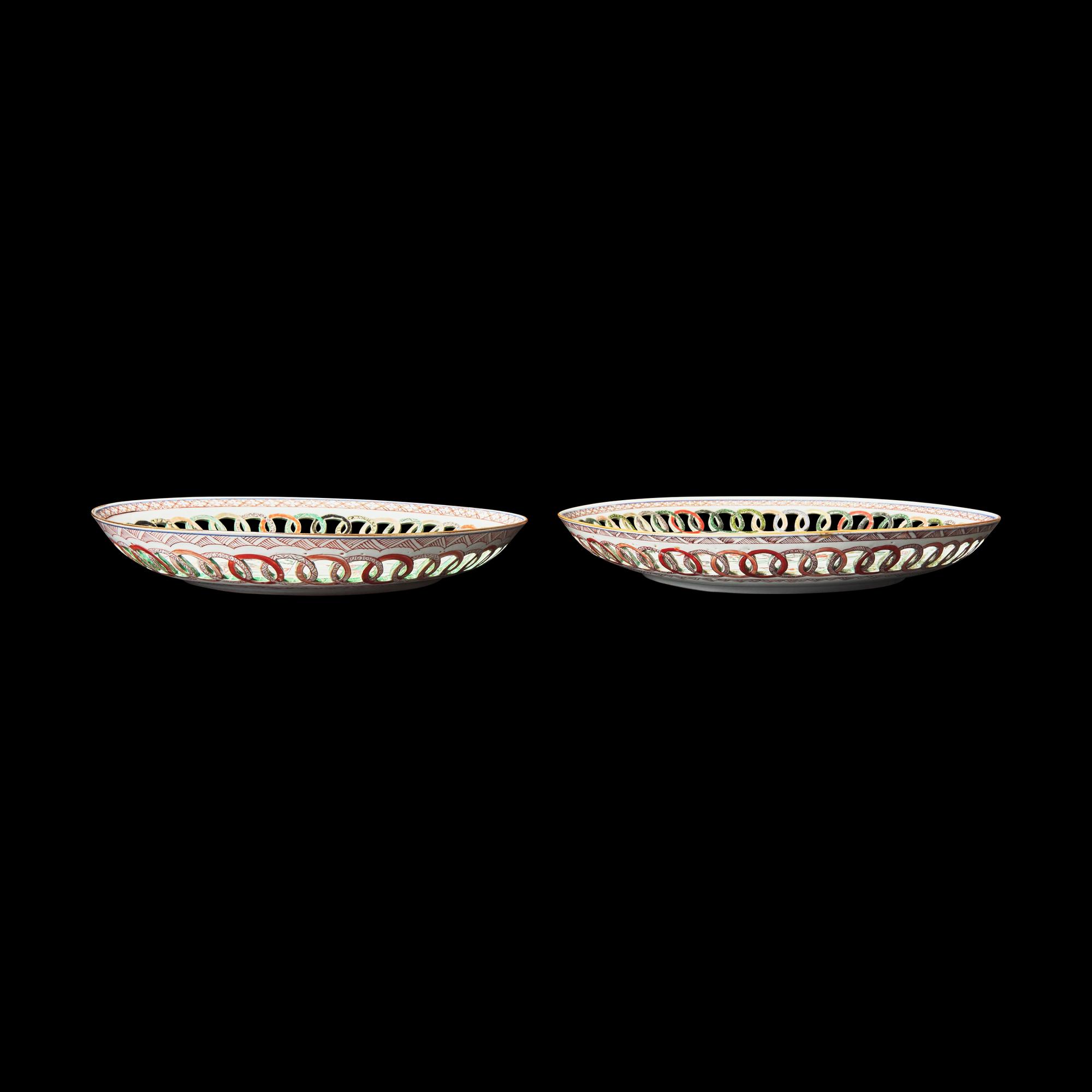 A Pair of Chinese Export Famille Verte 'Lady' Plates, Kangxi Period 清康熙 五彩鏤邊仕女圖盤一對