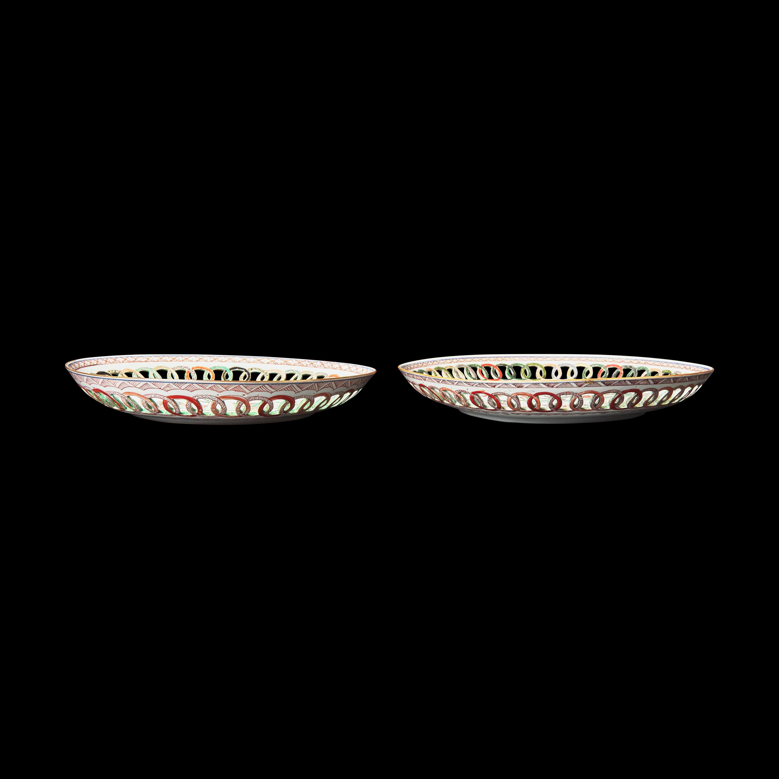 A Pair of Chinese Export Famille Verte 'Lady' Plates, Kangxi Period 清康熙 五彩鏤邊仕女圖盤一對