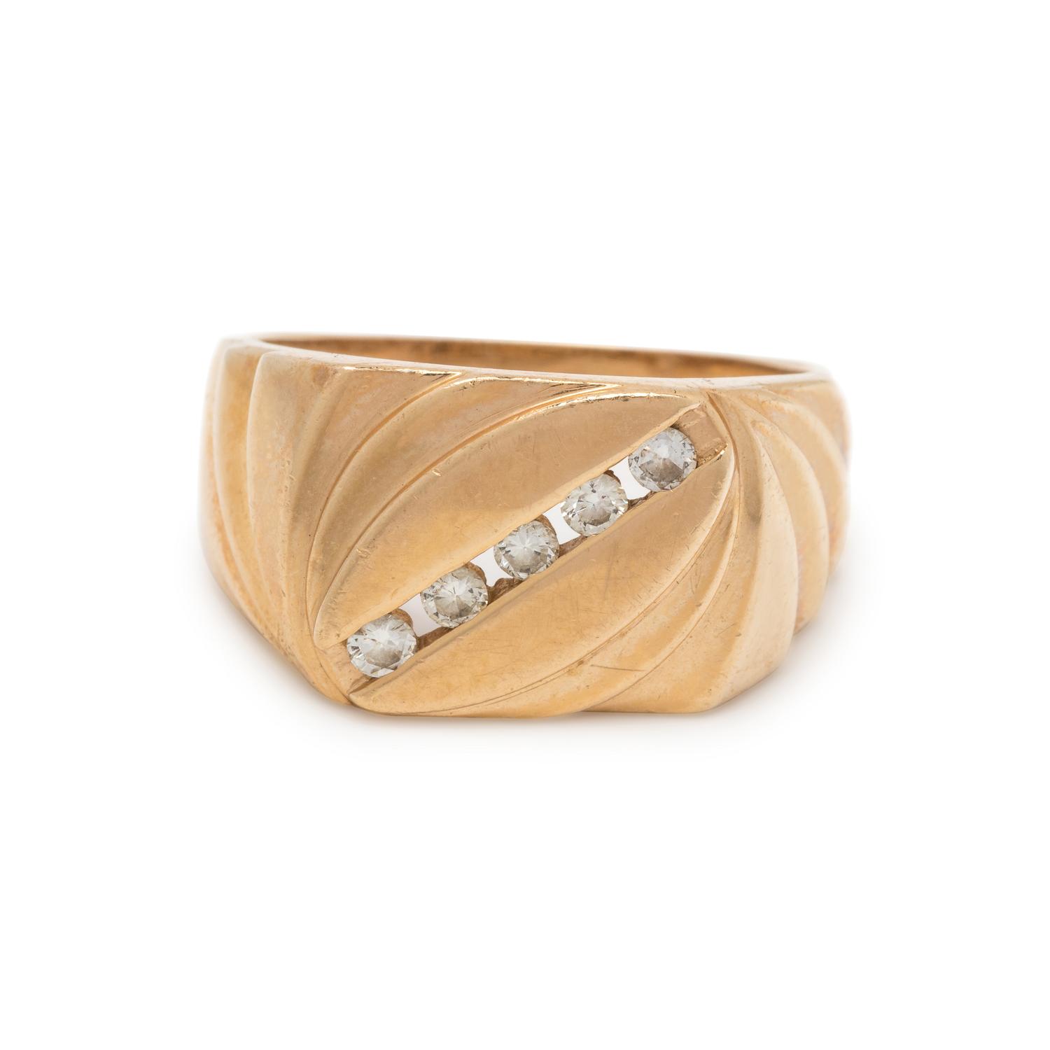 YELLOW GOLD AND DIAMOND RING