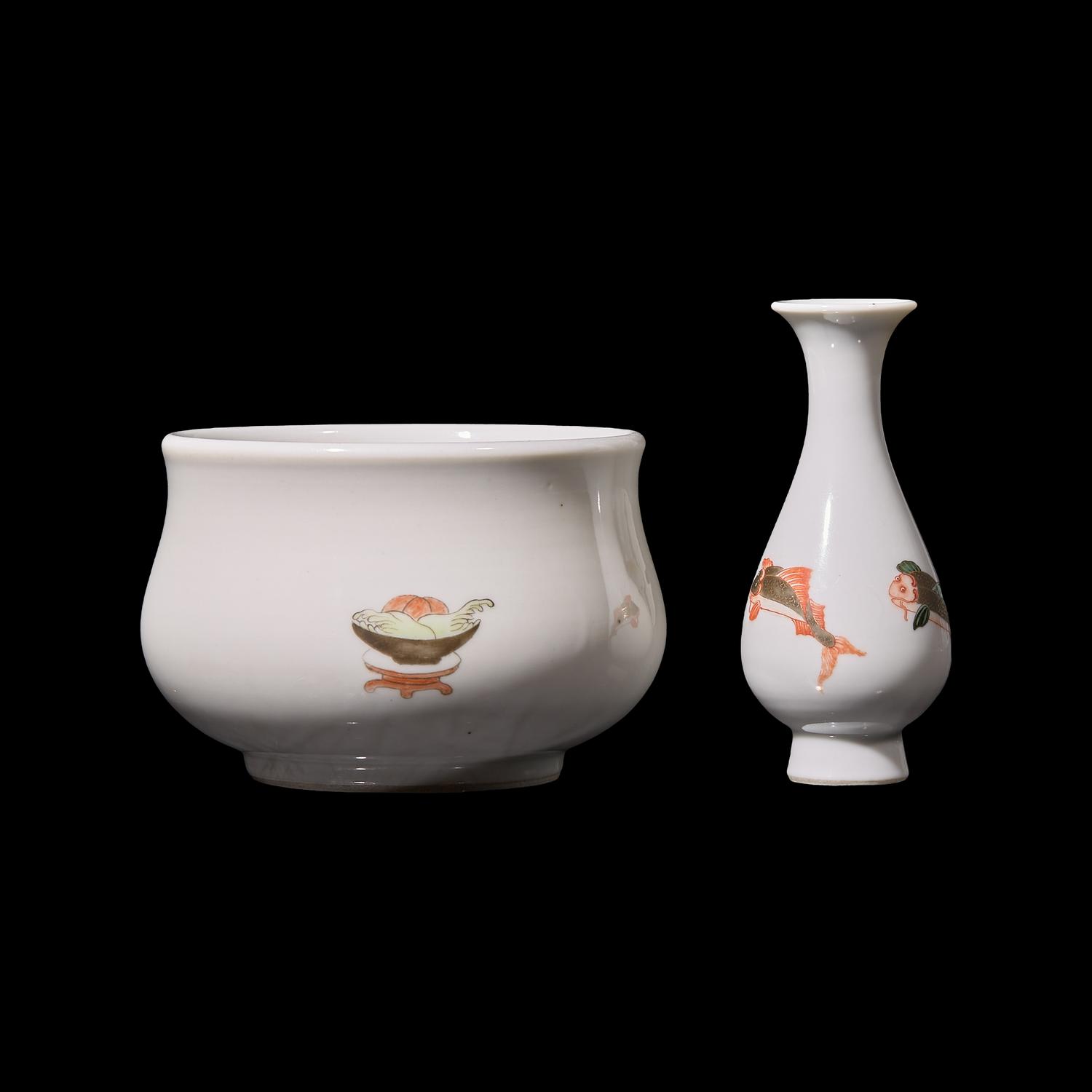 Two Chinese Famille Vert Porcelain Wares, 20th Century 五彩人物圖香爐及魚紋賞瓶