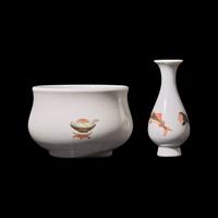 Two Chinese Famille Vert Porcelain Wares, 20th Century 五彩人物圖香爐及魚紋賞瓶