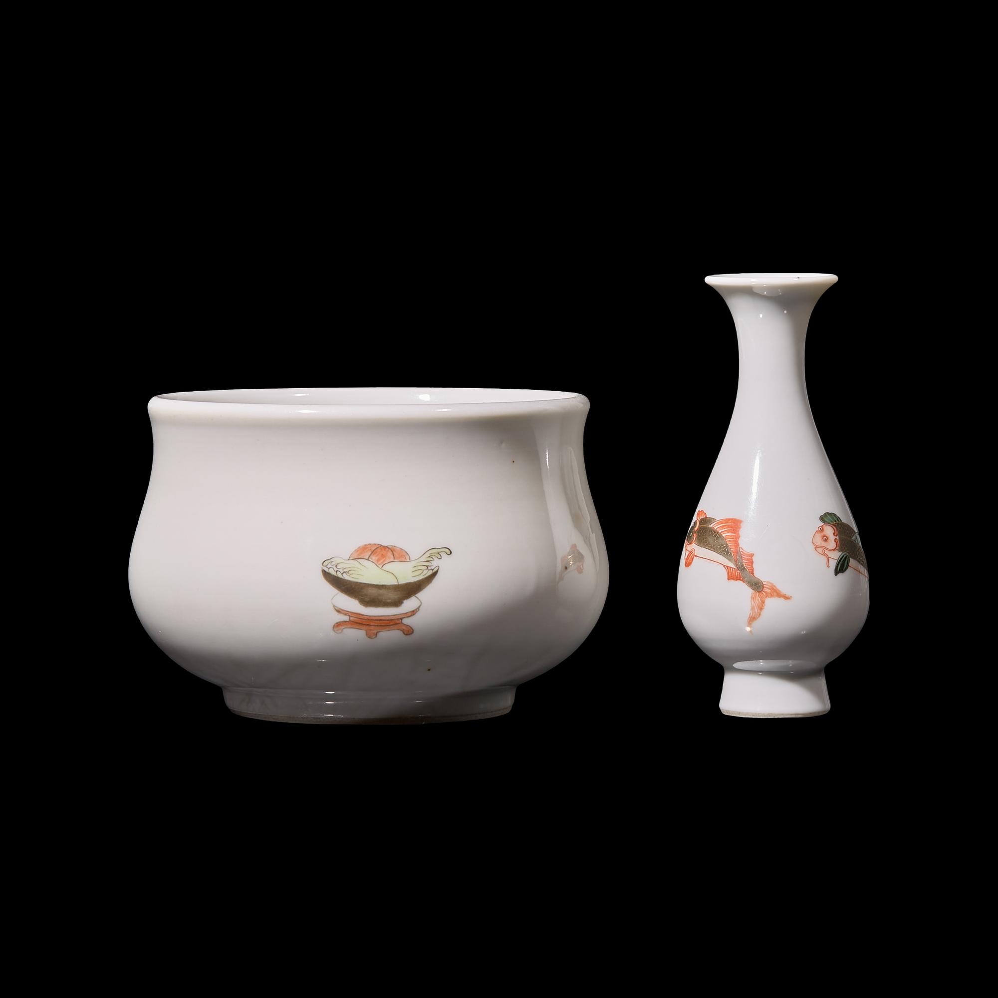 Two Chinese Famille Vert Porcelain Wares, 20th Century 五彩人物圖香爐及魚紋賞瓶