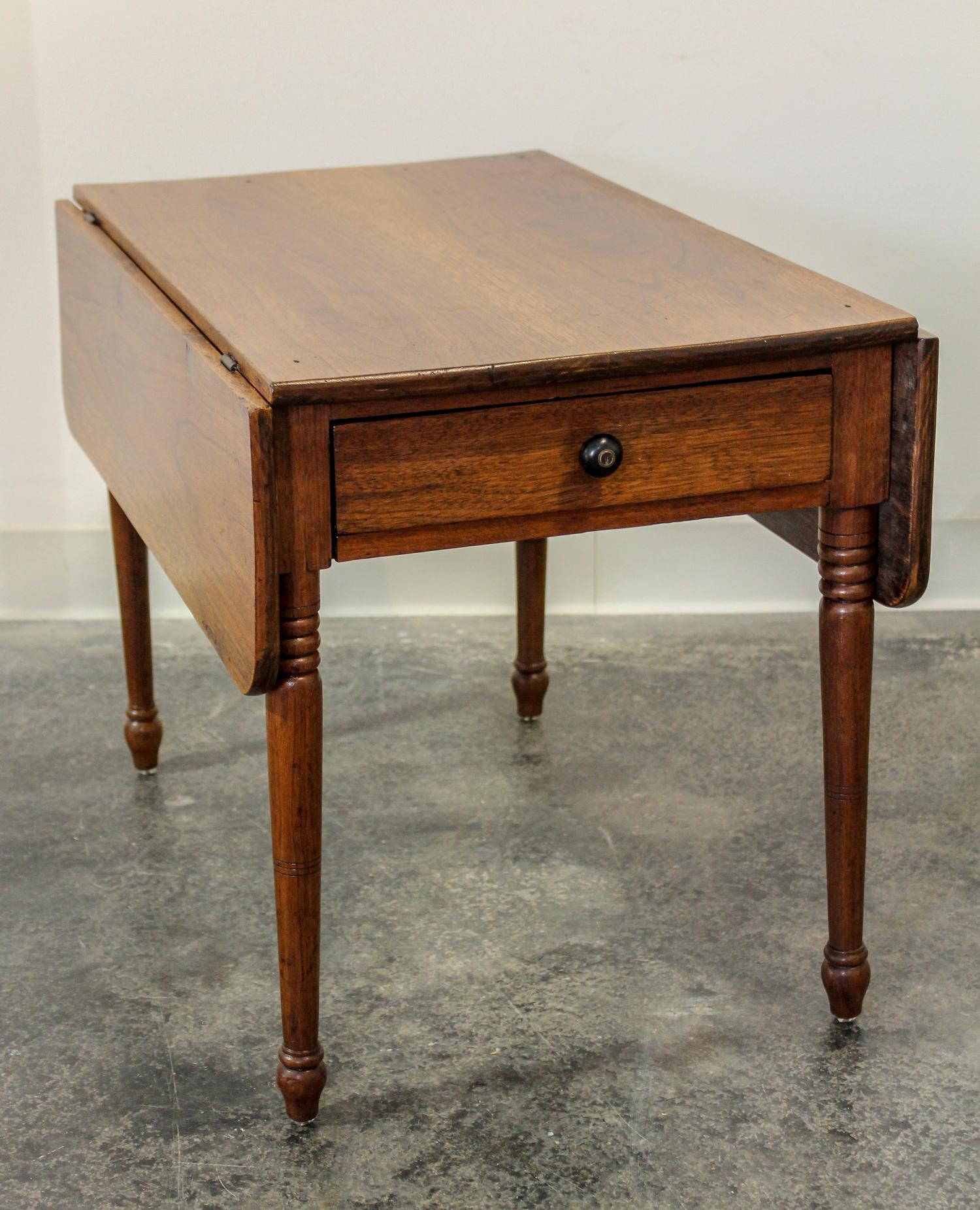 An American Walnut Drop Leaf Table Height 20 x width 32 1/2 x depth 28 inches (open). — 19TH CENTURY