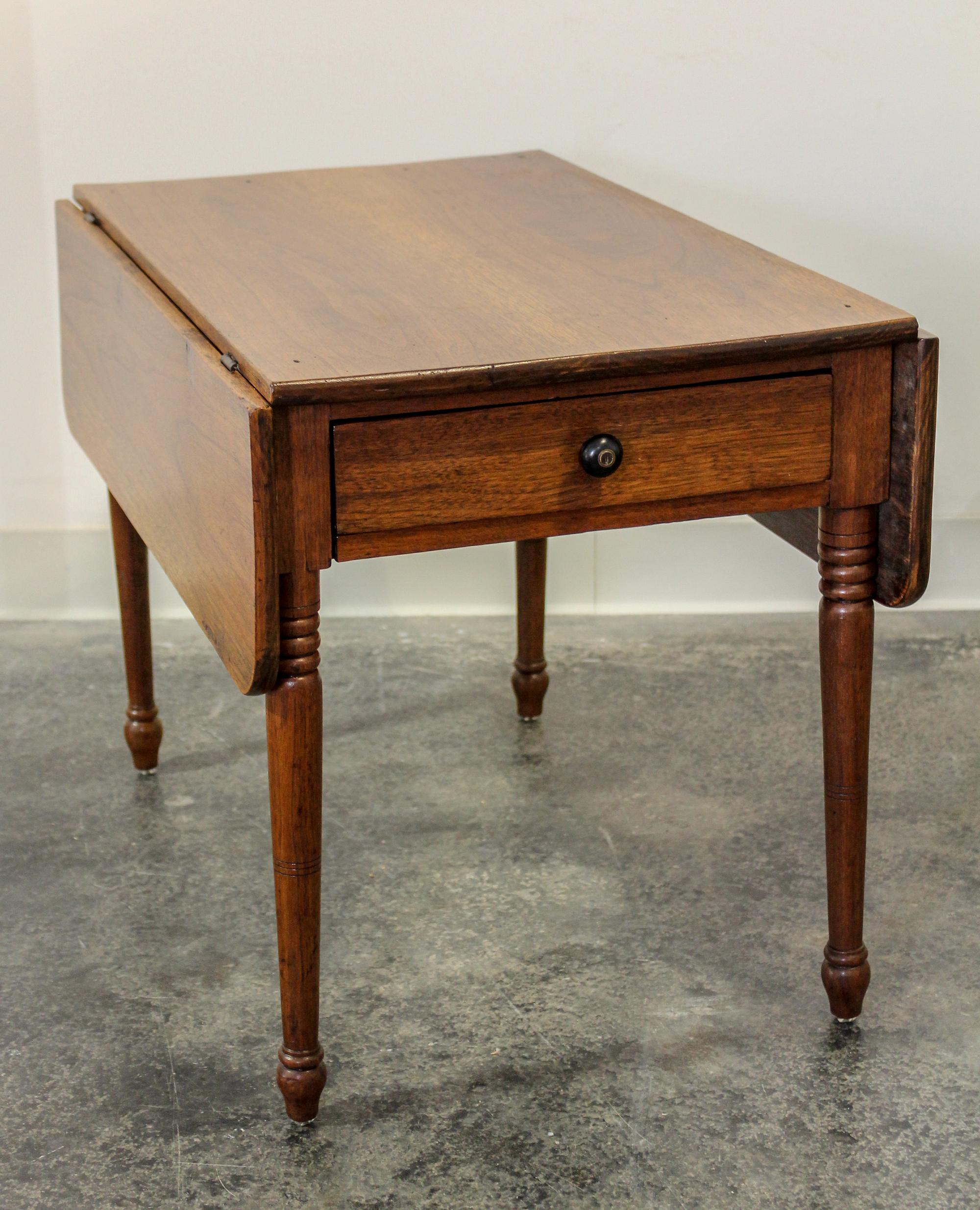An American Walnut Drop Leaf Table Height 20 x width 32 1/2 x depth 28 inches (open). — 19TH CENTURY