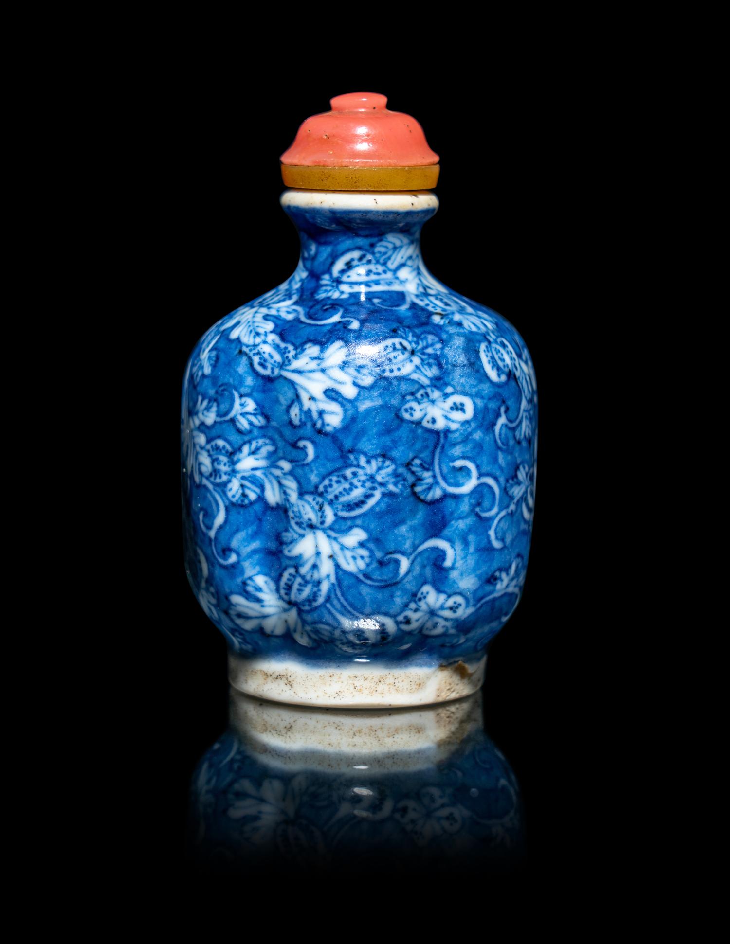 A Chinese Blue and White Porcelain Lobed 'Melon' Snuff Bottle