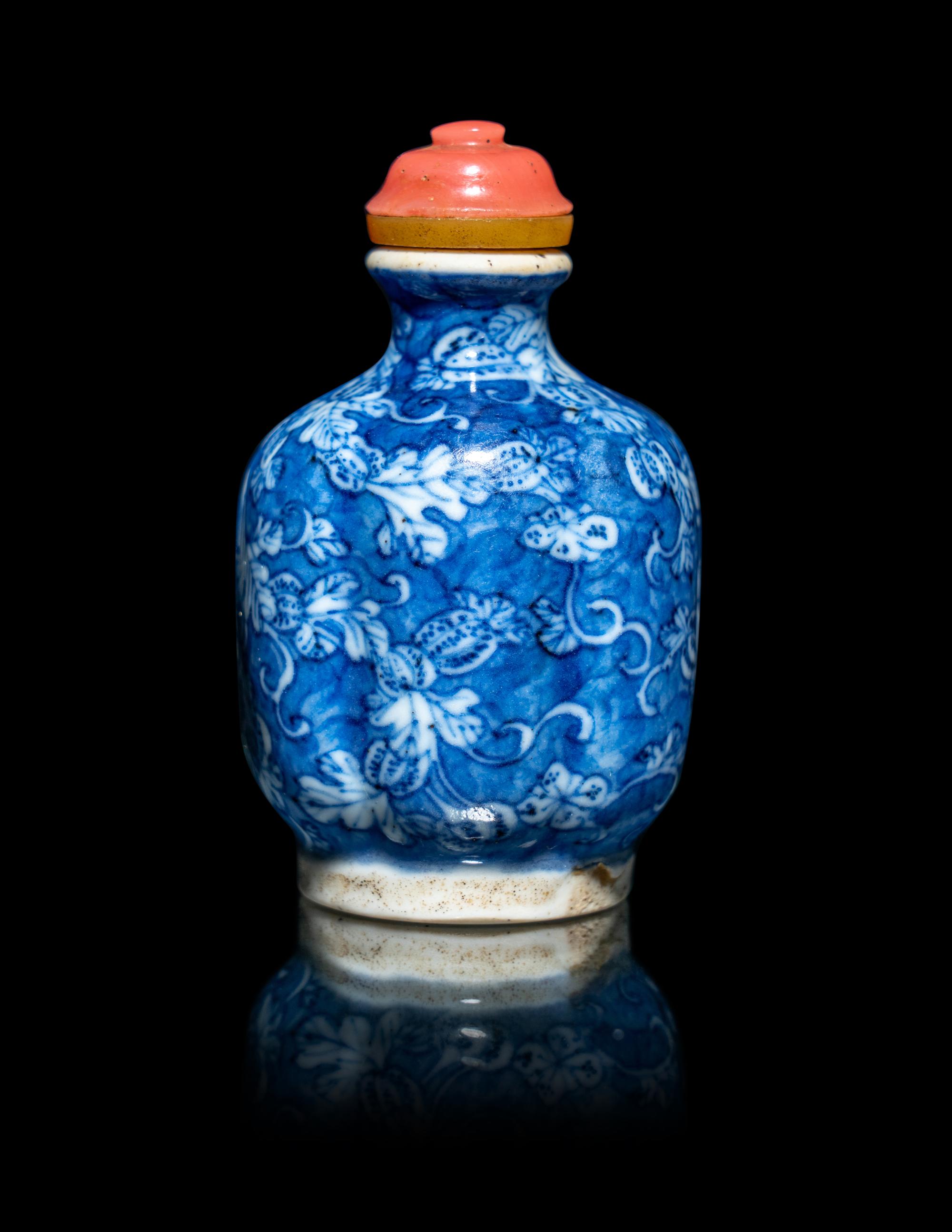 A Chinese Blue and White Porcelain Lobed 'Melon' Snuff Bottle