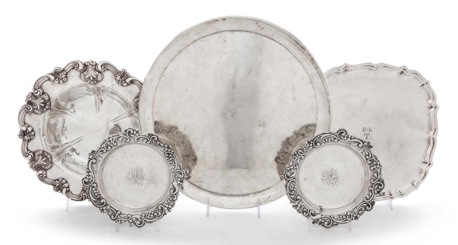 Four American Silver Articles, 20th Century, comprising a Frank Smith square tray with pie crust edge, a Graff, Washbourne and Dunn bow