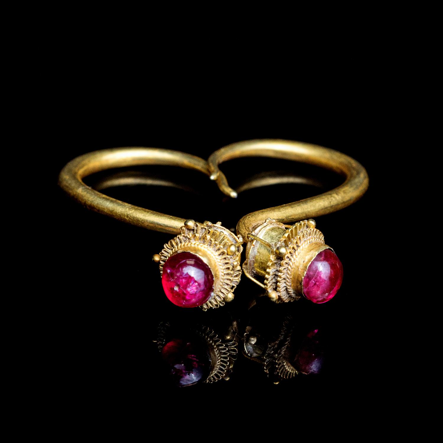 A Pair of Chinese Ruby Inset Gold 'Chrysanthemum' Earrings, Dingxiang, Ming Dynasty 明 金嵌寳花頭丁香一對