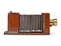 [EARLY PHOTOGRAPHY]. Daguerreotype / wet plate tailboard transitional camera. English, ca 1855.