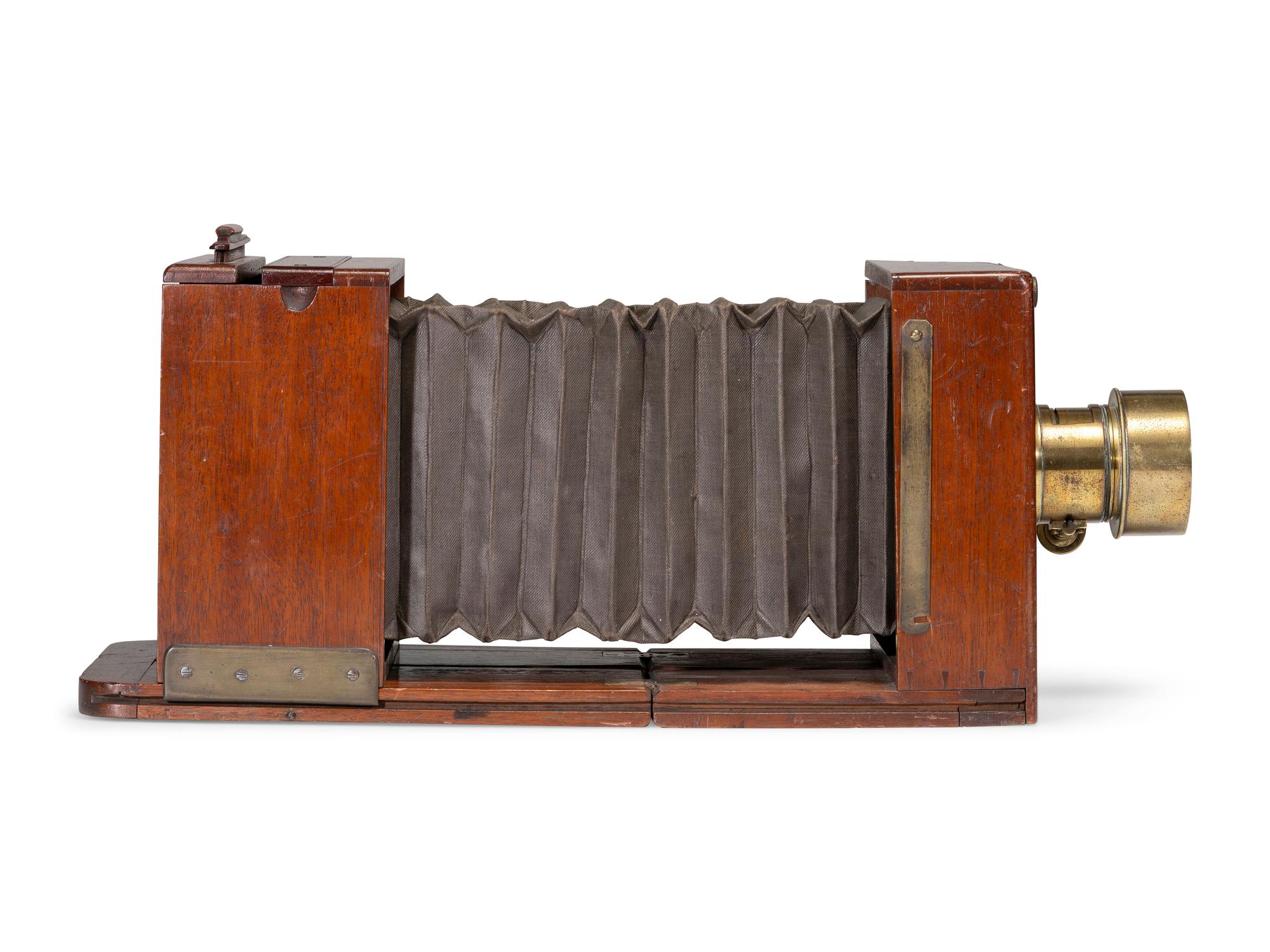 [EARLY PHOTOGRAPHY]. Daguerreotype / wet plate tailboard transitional camera. English, ca 1855.