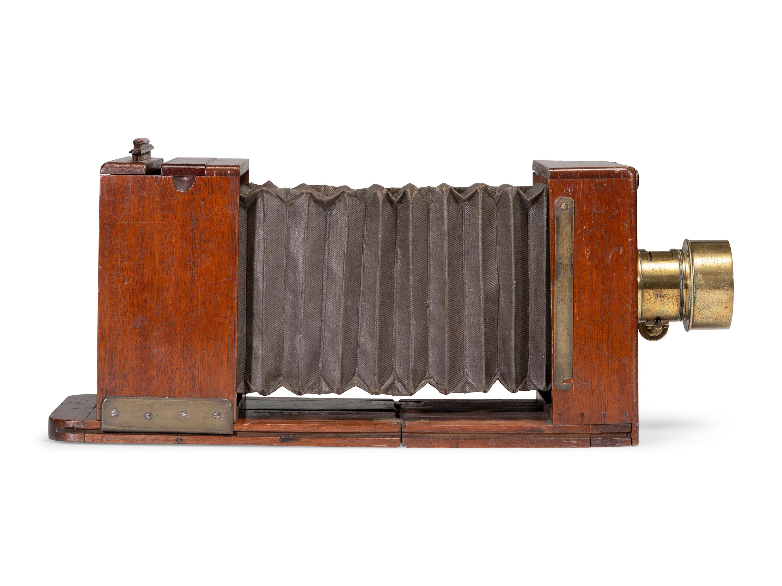[EARLY PHOTOGRAPHY]. Daguerreotype / wet plate tailboard transitional camera. English, ca 1855.