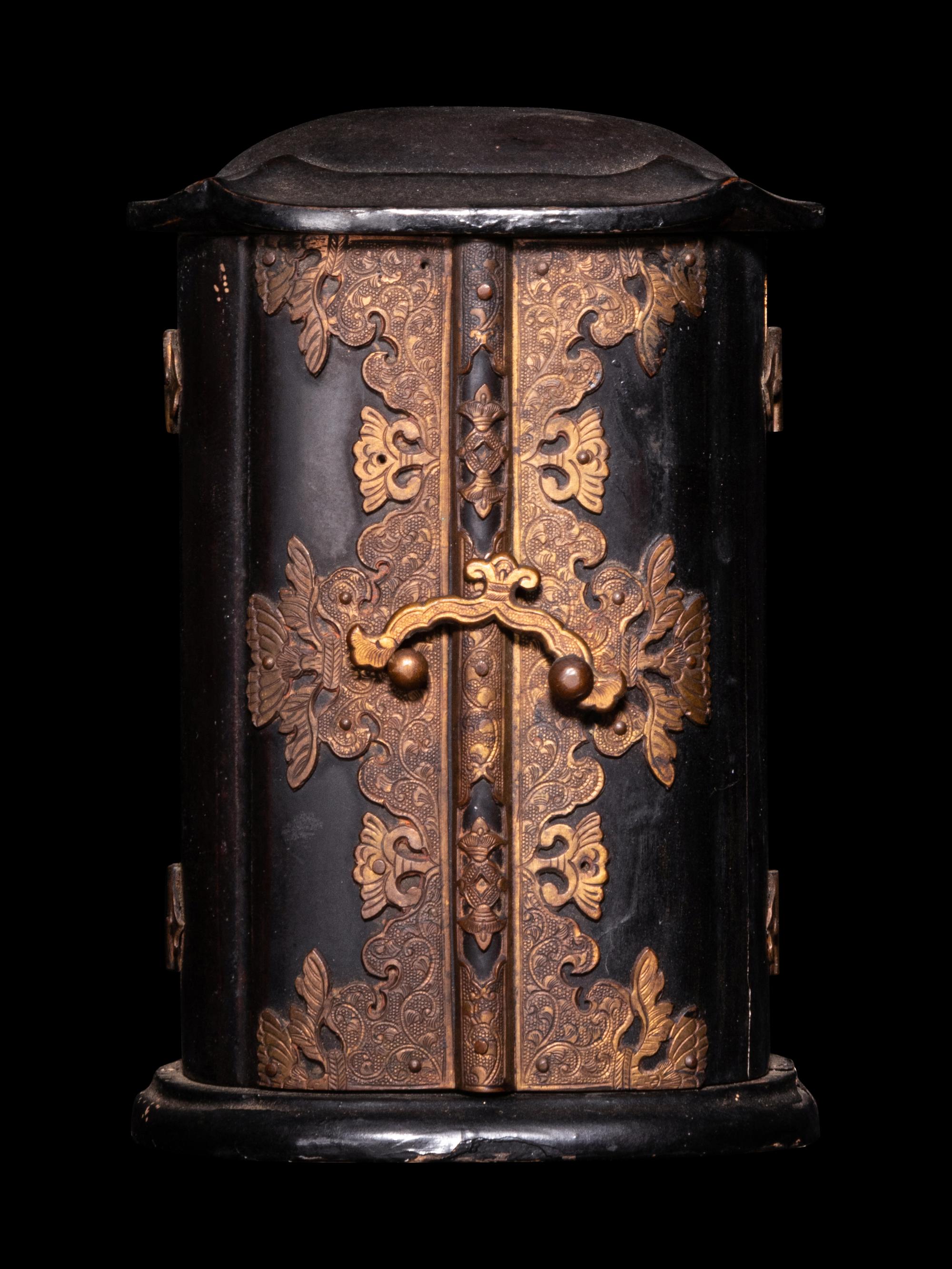 A Gilt Wood Figure of Buddha Shakyamuni and A Gilt Metal Mounted Black Lacquered Wood Traveling Shrine