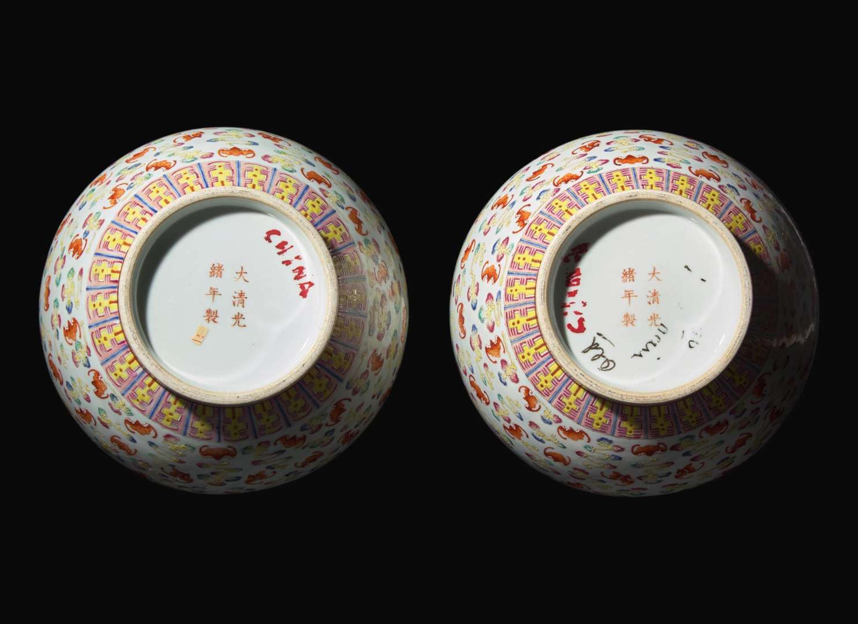 A pair of Chinese famille rose-decorated porcelain "Thousand Bats" vases, Guangxu six-character marks and of the period “洪福齊天”瓶一對 光緒六字款 清光緒